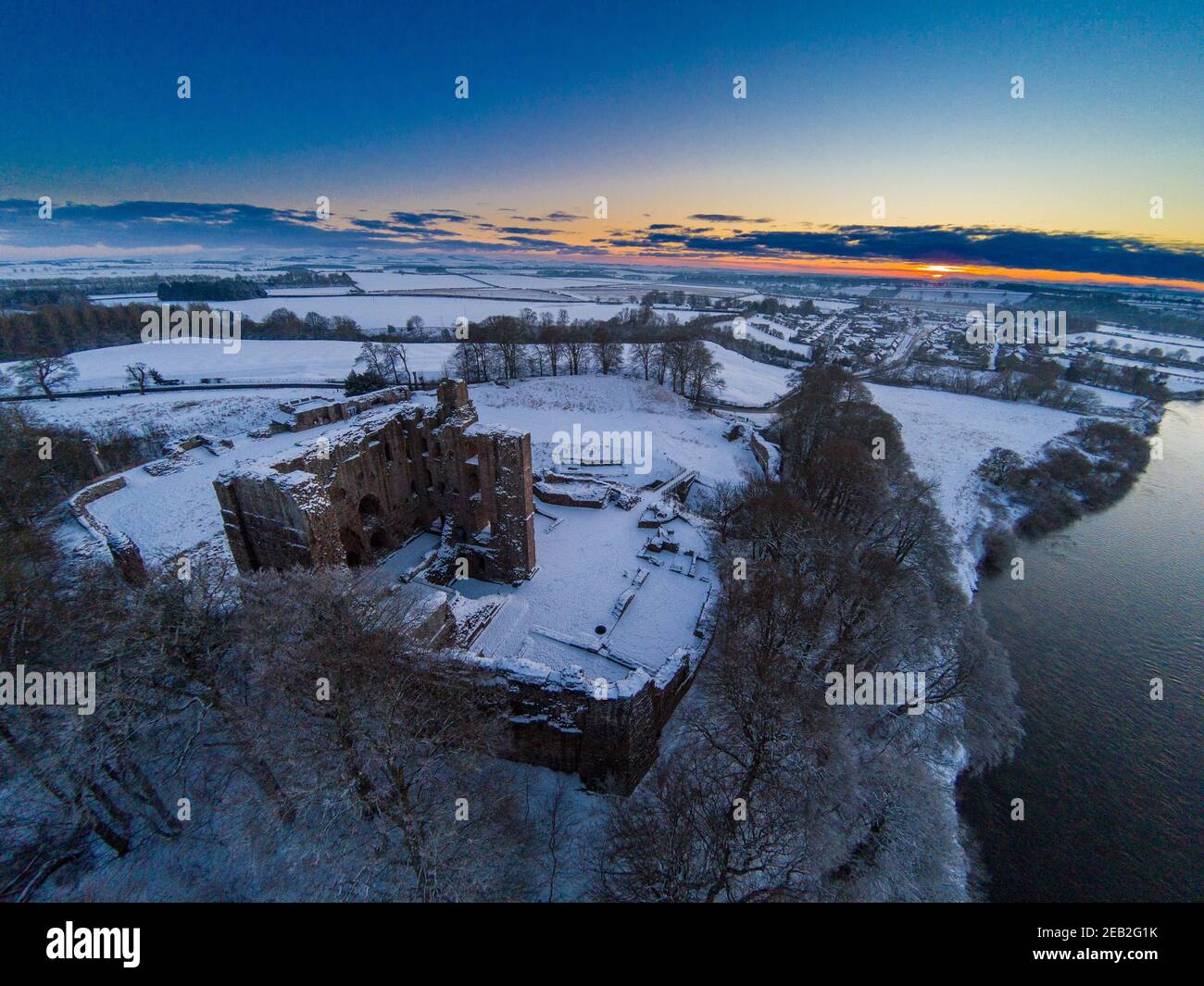 Luftaufnahme von Norham Castle, die Wache über dem Fluss Tweed steht ein beliebtes Thema von Turner, die viel von seinem Ruhm zu ihm zugeschrieben. Stockfoto