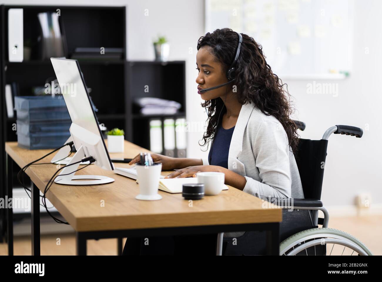 Virtuelle Persönliche Assistentin Frau Macht Video-Konferenzanruf Stockfoto