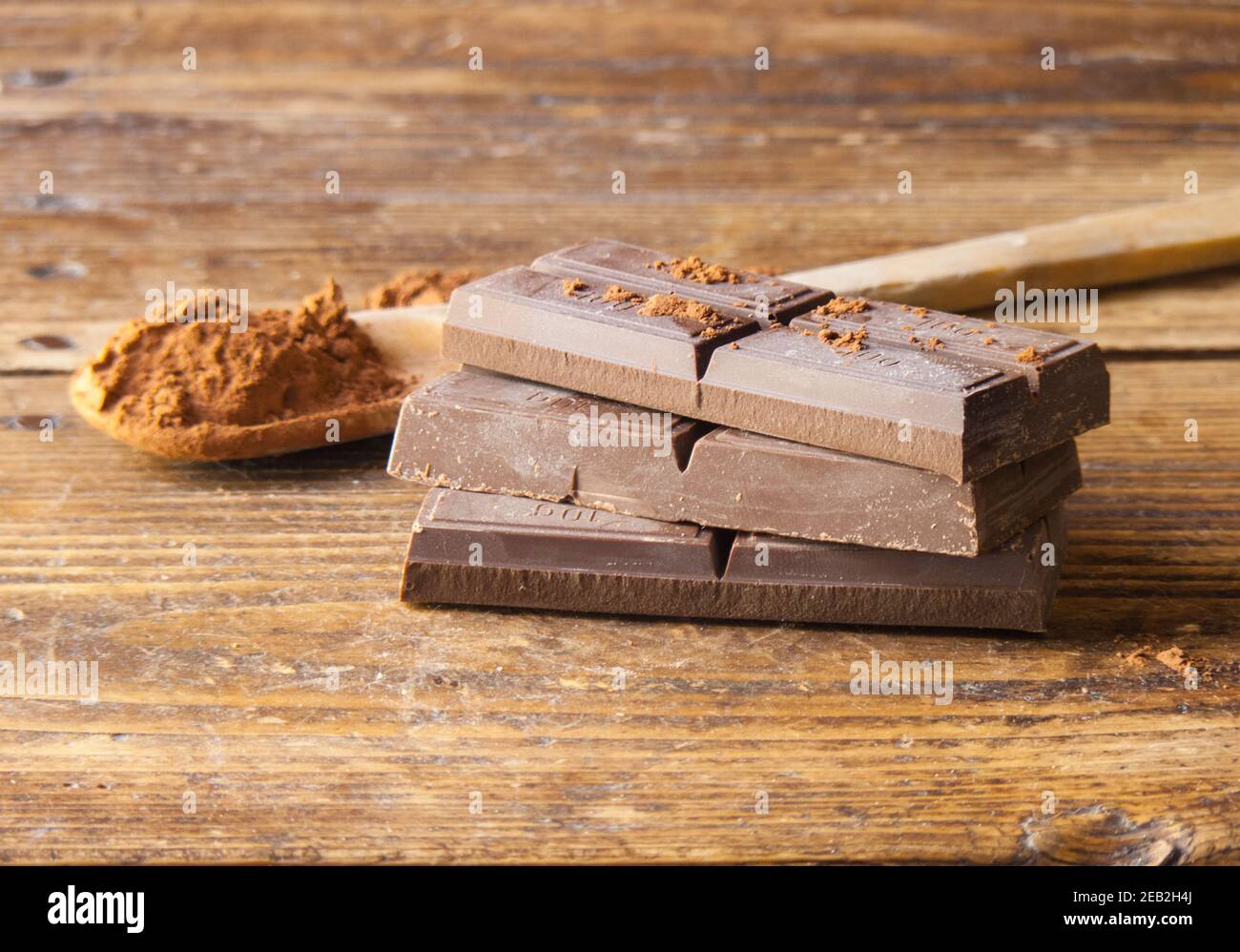 Dunkle Schokolade auf einem alten Holzhintergrund, Gourmet-Essen Stockfoto