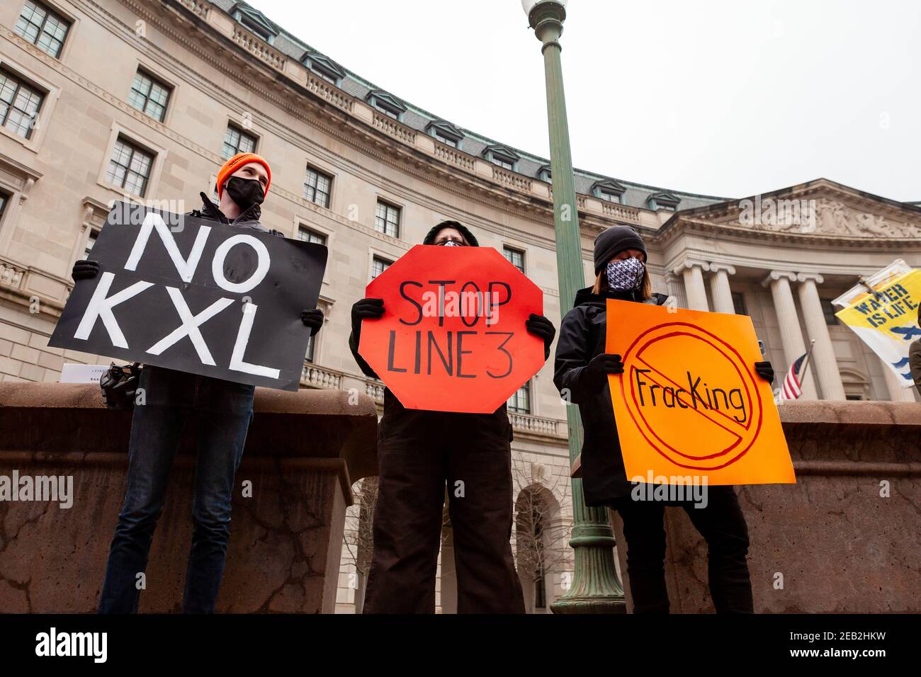 Washington, DC, USA, 11. Februar 2021. Im Bild: Die Demonstranten bei der "Build Back"-Kundgebung von Shutdown DC und im märz drängten Präsident Biden, den Bau von Ölpipelines zu stoppen, das Fracking von Erdgas zu beenden und die amerikanische Wirtschaft wieder aufzubauen, ohne fossile Brennstoffe zu verwenden. Kredit: Allison C Bailey/Alamy Live Nachrichten Stockfoto