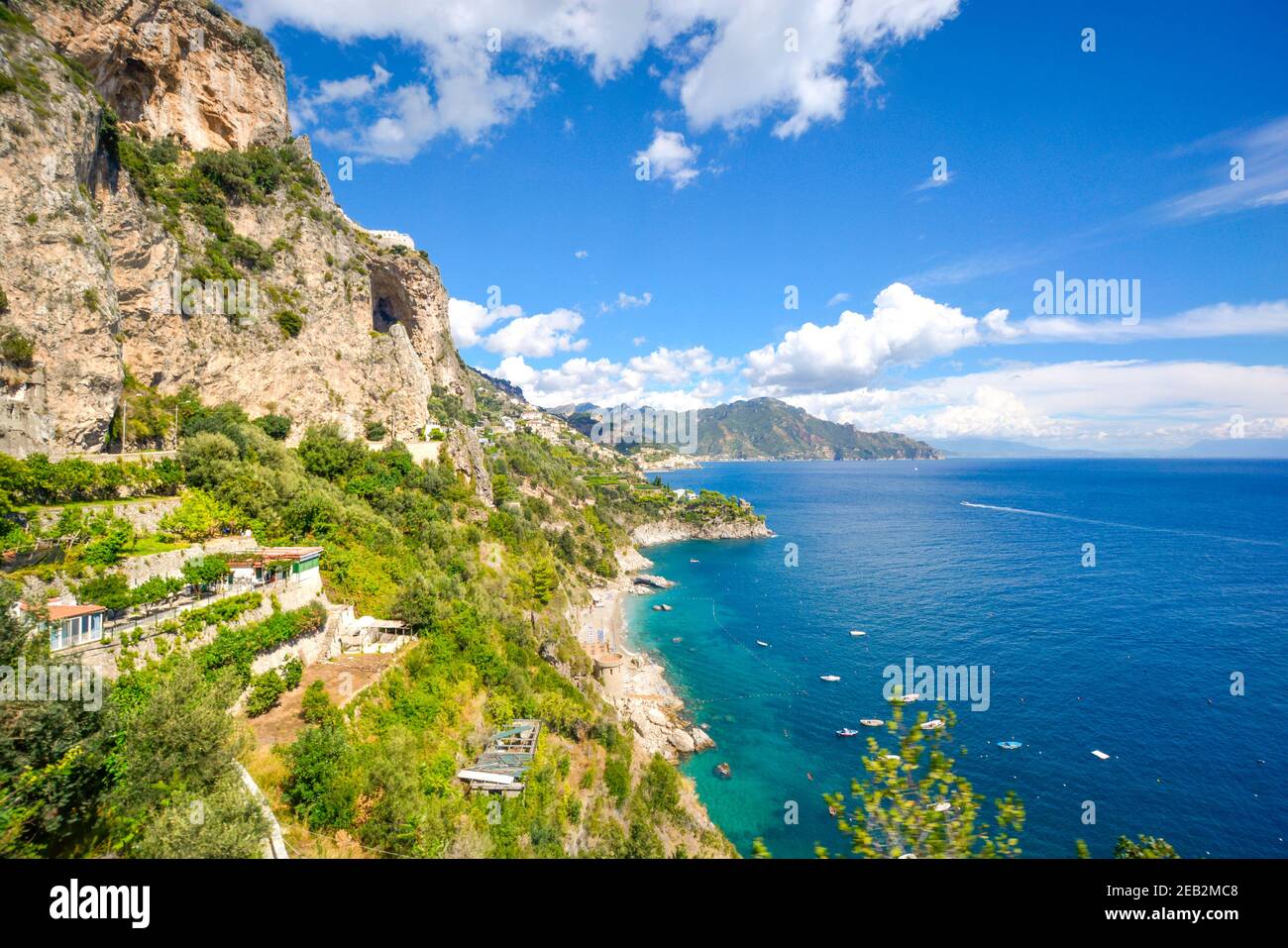 Die zerklüftete Küste Süditaliens entlang der Amalfiküste mit Stränden, Booten, Höhlen und Bergen, in der Nähe von Sorrent und Amalfi. Stockfoto