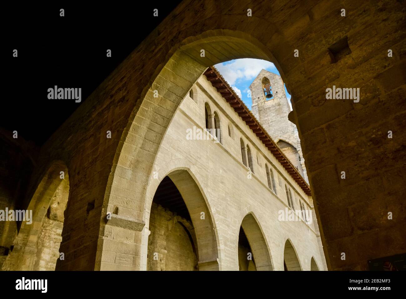 Der Glockenturm des Papstpalastes in der mittelalterlichen Stadt Avignon, Frankreich, in der Provence. Stockfoto