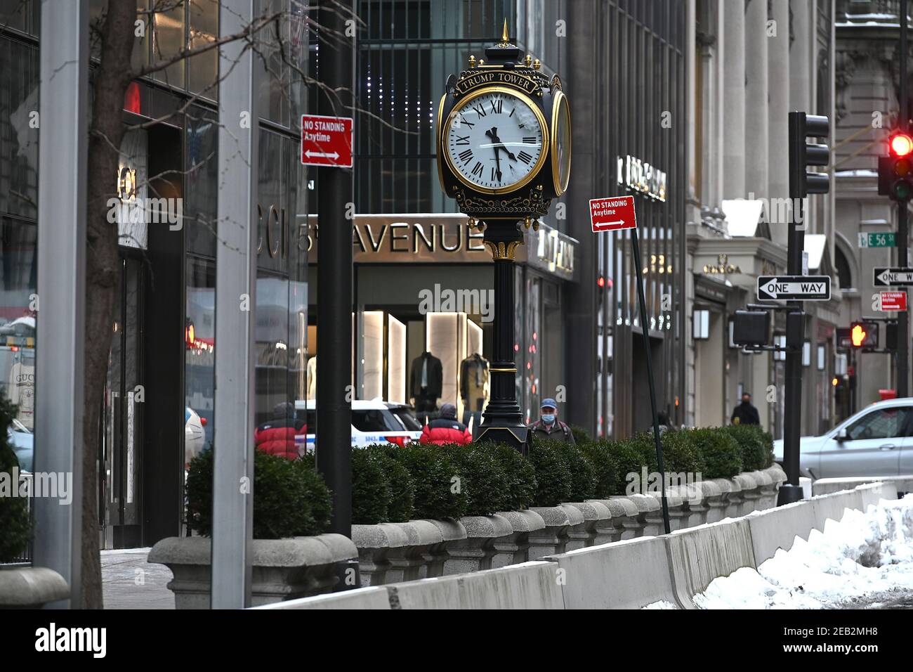 New York, USA. Februar 2021, 11th. Die Menschen laufen frei am Trump Tower auf der Fifth Avenue vorbei, nachdem die letzten Barrikaden und Sicherheitsmaßnahmen nach fünf Jahren, seit der ehemalige US-Präsident Donald Trump seine Präsidentschaftskandidatur angekündigt hatte, niedergeschlagen wurden, New York, NY, 11. Februar 2021. Donald Trump kündigte im Herbst 2019 an, dass er seinen Hauptwohnsitz nach Florida wechseln werde und New York City und den Trump Tower verlassen werde. (Foto von Anthony Behar/Sipa USA) Quelle: SIPA USA/Alamy Live News Stockfoto