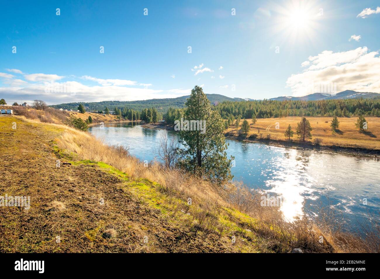 Malerischer Blick auf den Spokane River, der durch die Stadt Post Falls Idaho fließt, in der Nähe des Corbin Park und der Pleasant View Prairie. Stockfoto