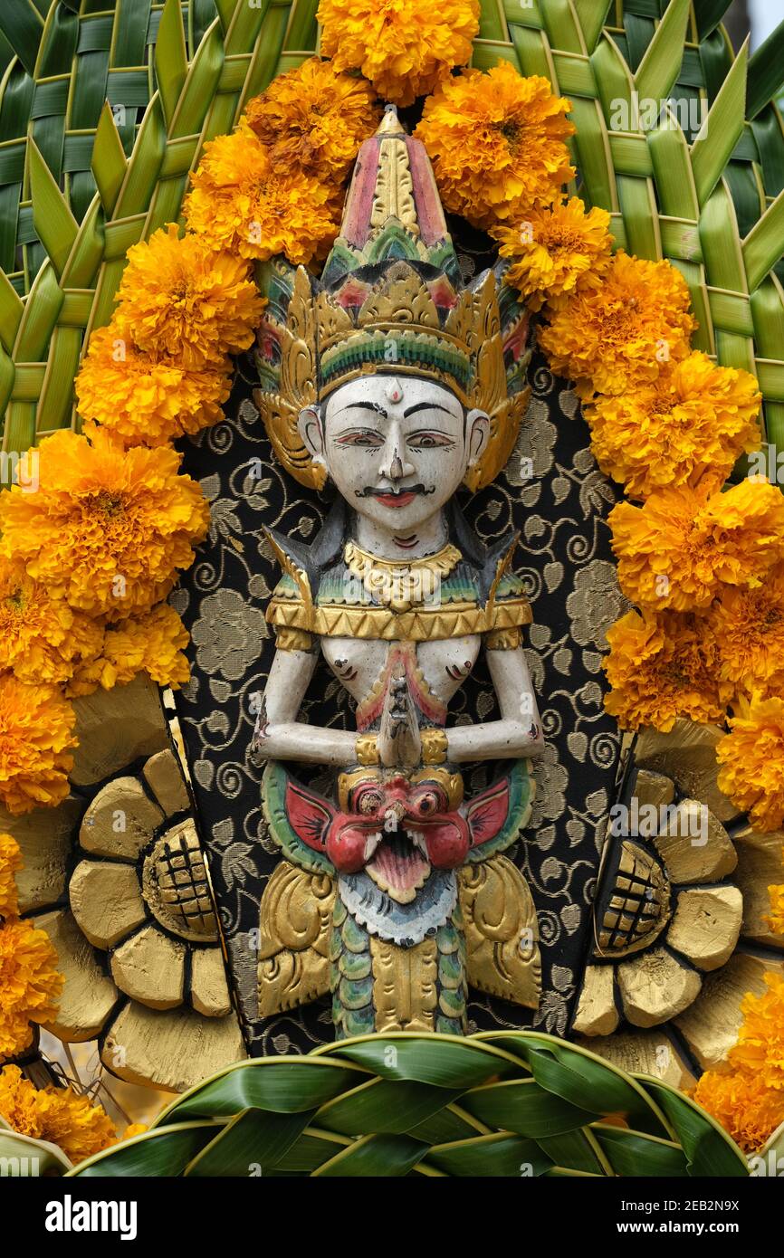 Indonesien Bali - Ubud Handgefertigte balinesische Steinstatue und Indonesien Und Ringelblumen Stockfoto