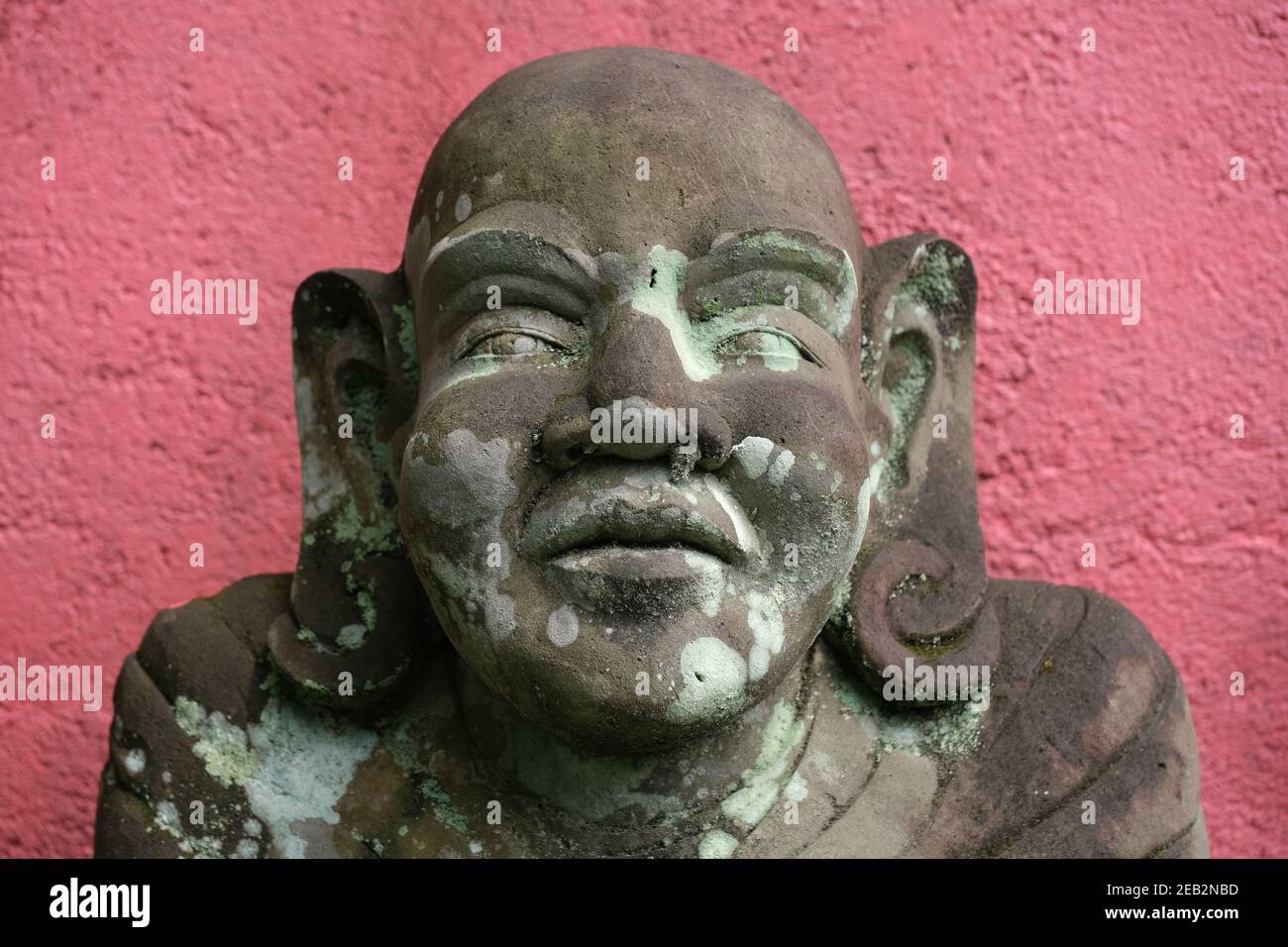 Indonesien Bali - Ubud Handgefertigte balinesische Buddha-Steinstatue Stockfoto