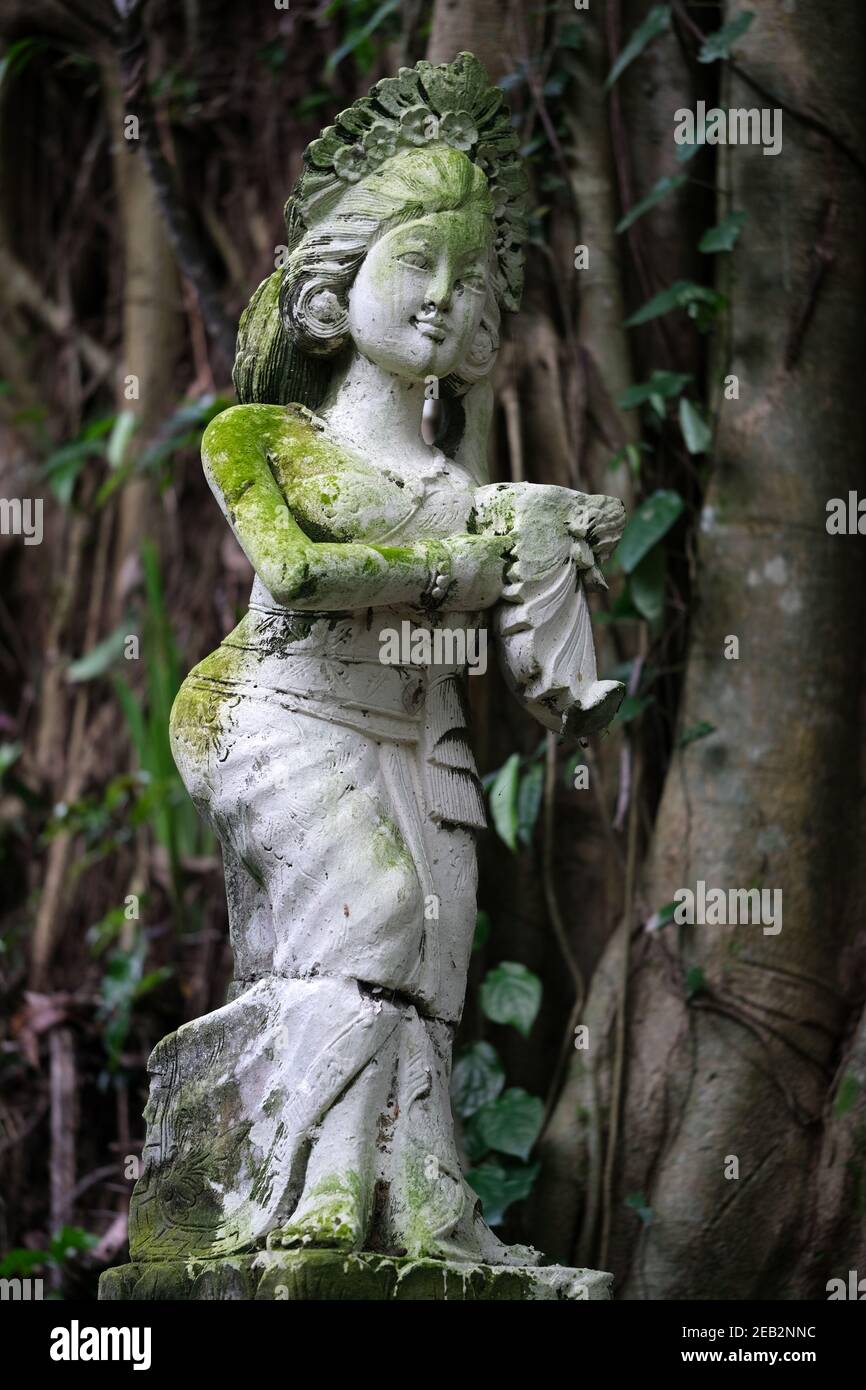 Indonesien Bali - Ubud Handgefertigte balinesische Steinstatue vertikal Stockfoto