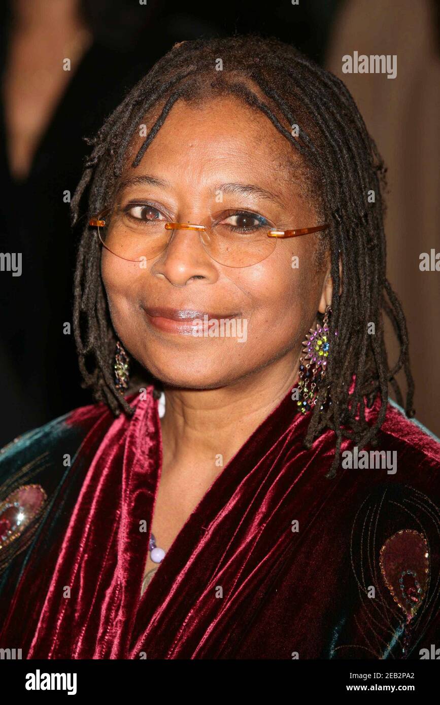 Alice Walker nimmt am 1. Dezember 2005 an der Eröffnungsvorstellung von 'The Color Purple' im Broadway Theatre in New York City Teil. Foto: Henry McGee/MediaPunch Stockfoto