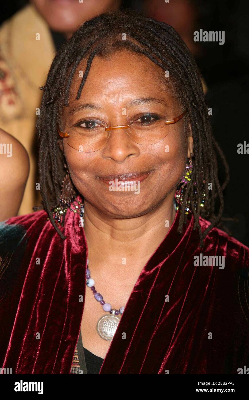 Alice Walker nimmt am 1. Dezember 2005 an der Eröffnungsvorstellung von 'The Color Purple' im Broadway Theatre in New York City Teil. Foto: Henry McGee/MediaPunch Stockfoto