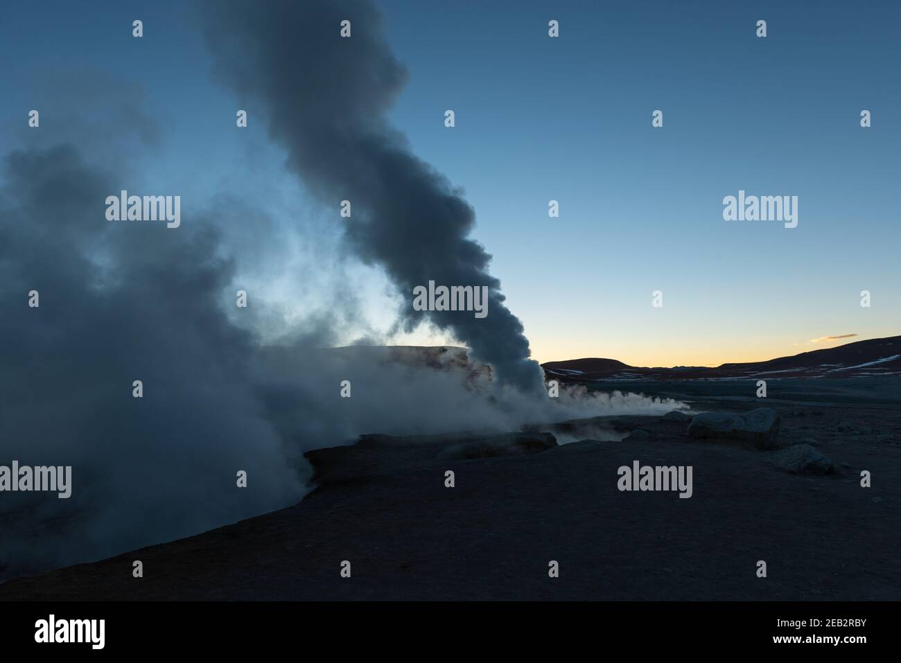 Vulkanische Aktivität bei Sonnenaufgang mit Fumarole und Geysirdampf in den Anden, Sol de Manana, Uyuni, Bolivien. Stockfoto