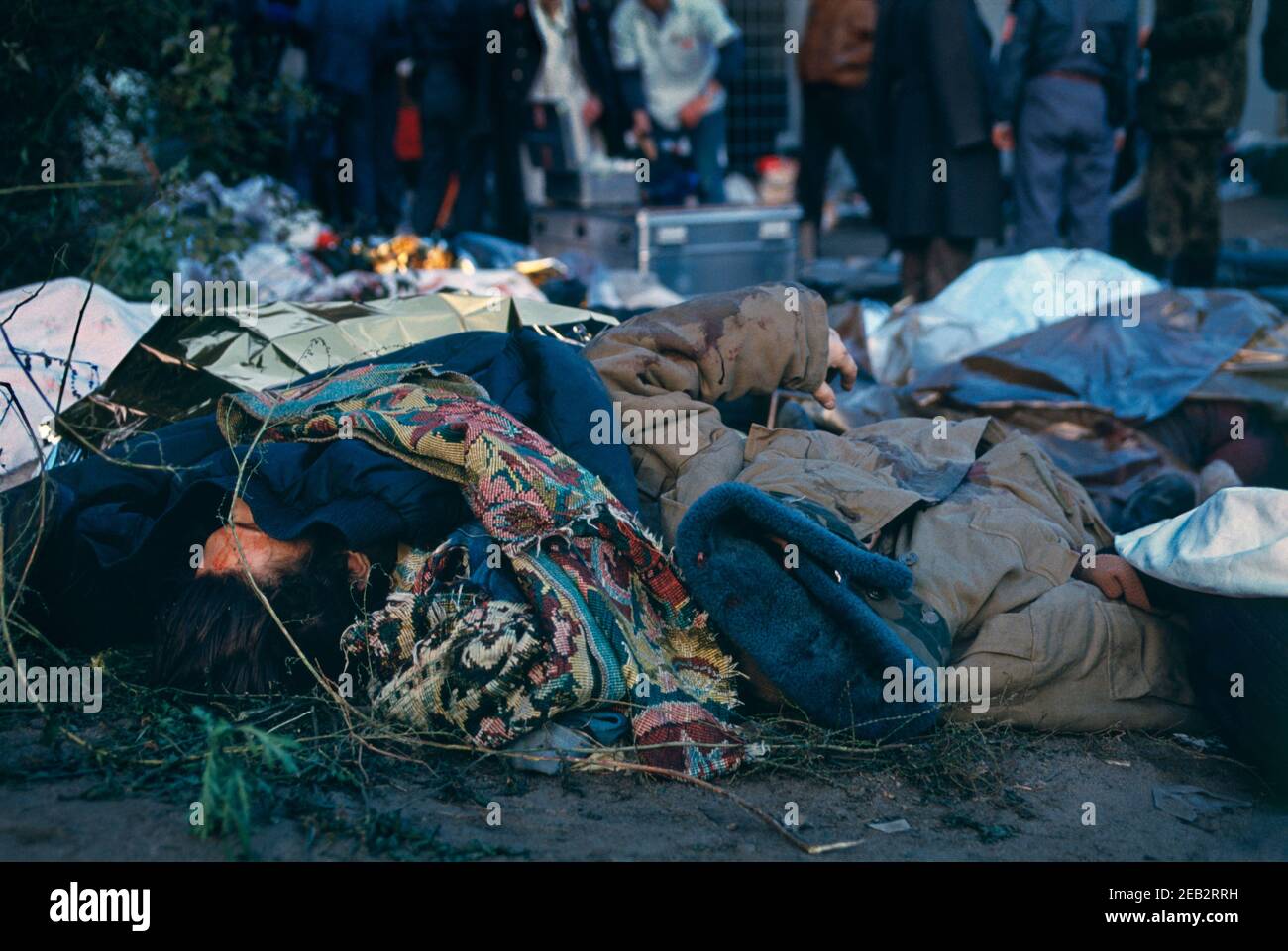 1993 russische Verfassungskrise. Leichen von Menschen, die während des Konflikts im Russischen Weißen Haus getötet wurden, lagen hinter einer Betonmauer in der Nähe des Flusses Moskau. Oktober 4 1993. Stockfoto