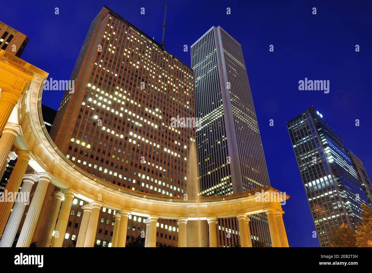 Chicago, Illinois, USA. Millennium Monument am Wrigley Square und dem Prudential Building, dem Aon Centre und dem Blue Cross-Blue Shield Centre. Stockfoto
