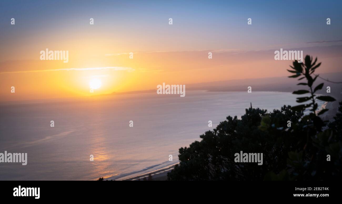 Abstrakt gradient Himmel Farbe mit aufgehender Sonne am fernen Horizont Ist eine Metapher für den Blick in die Zukunft oder den Hintergrund In Sonnenaufgangsfarben Stockfoto