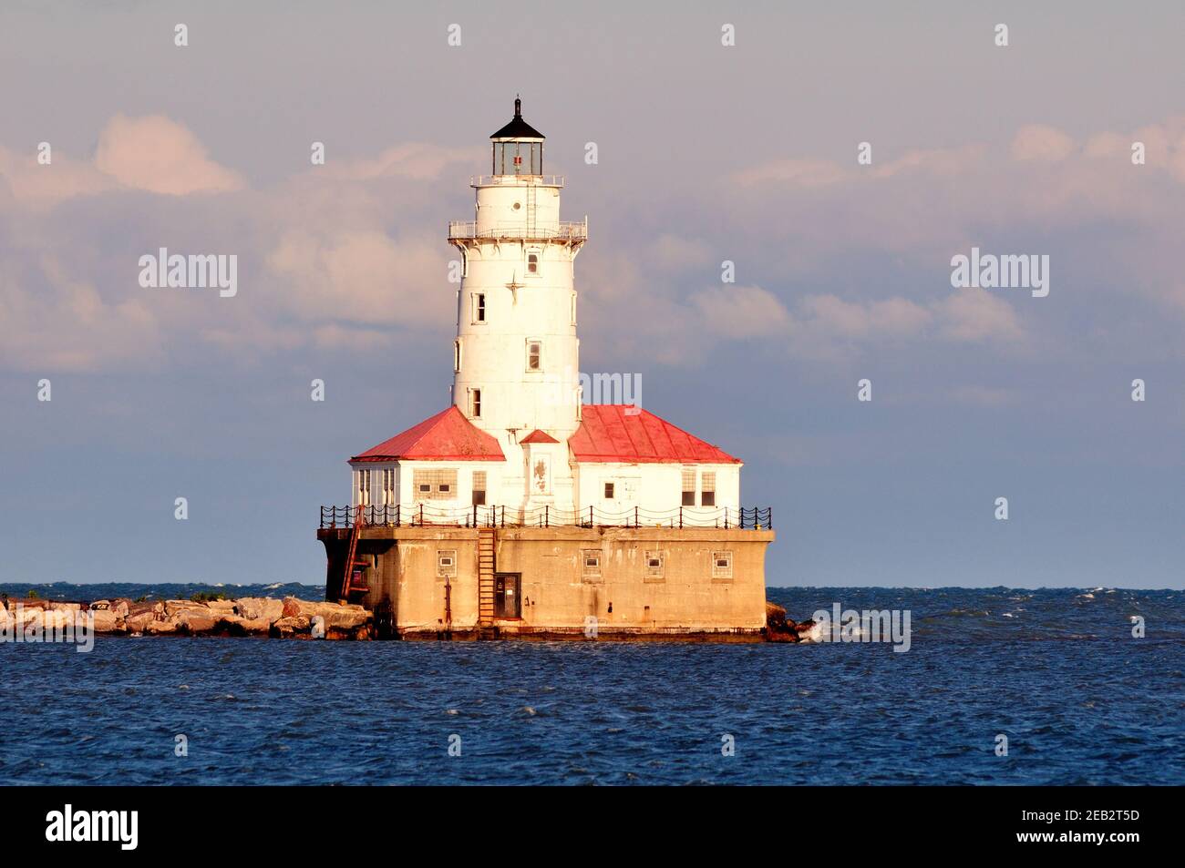 Chicago, Illinois, USA. Der Chicago Harbour Lighthouse an einem Sommerabend, da er die späte Tagessonne reflektiert. Stockfoto