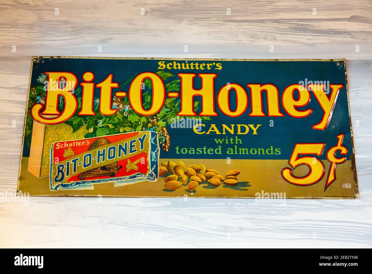 Dieses antike Schutter's Bit O Honey Schild ist in der Walter Kitching General Store Ausstellung im Elliott Museum von Stuart, Florida, USA ausgestellt. Stockfoto