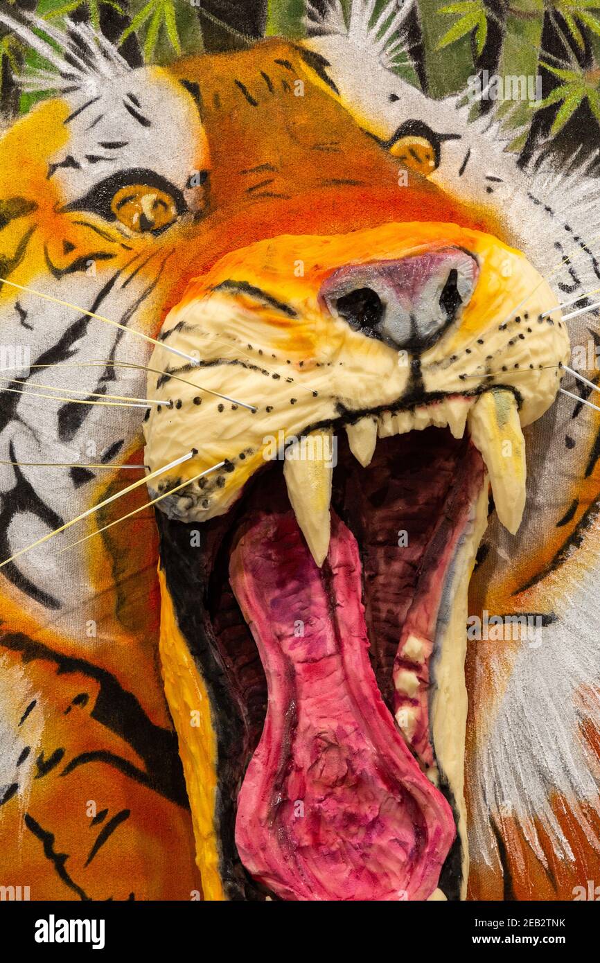 'Primal Scream' ist ein Mixed Media Gemälde eines brüllenden Tigers von Brent McAhren, das im Elliott Museum in Stuart, Florida, USA ausgestellt wird. Stockfoto