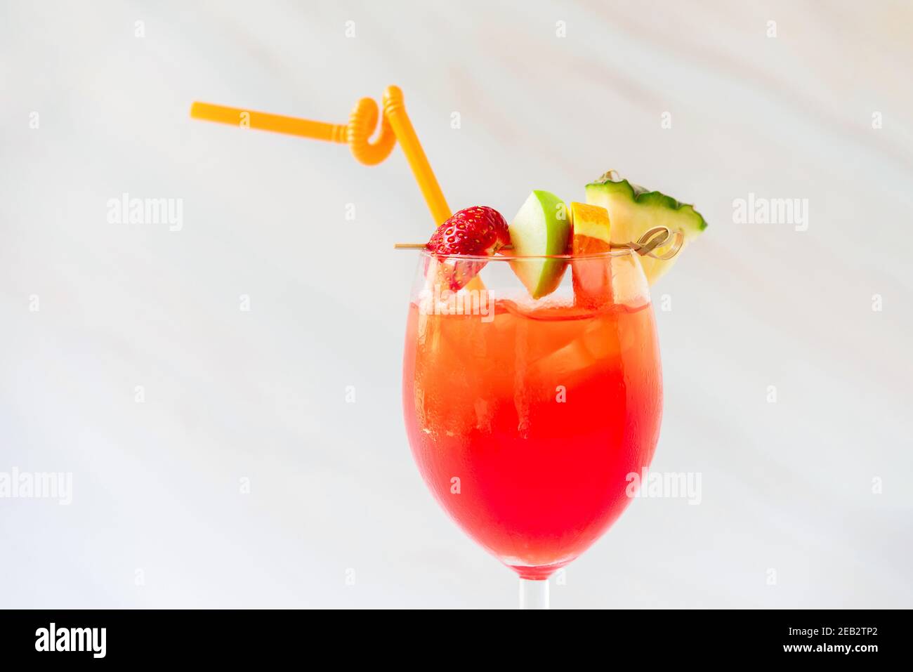 Erfrischender gemischter Sommerfrucht-Punsch-Cocktail-Drink im Glas Stockfoto