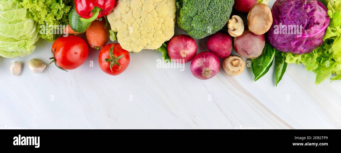 Bunte frische gesunde Gemüse auf Marmor Küche Arbeitsplatte Banner Hintergrund Mit Kopierbereich Stockfoto