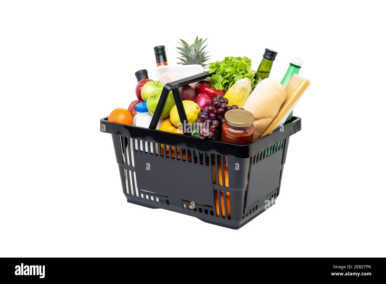 Schwarzer Kunststoff-Lebensmittelkorb voll von gesunden Früchten, Gemüse und Zutaten in weiß isoliert Studio Hintergrund Stockfoto