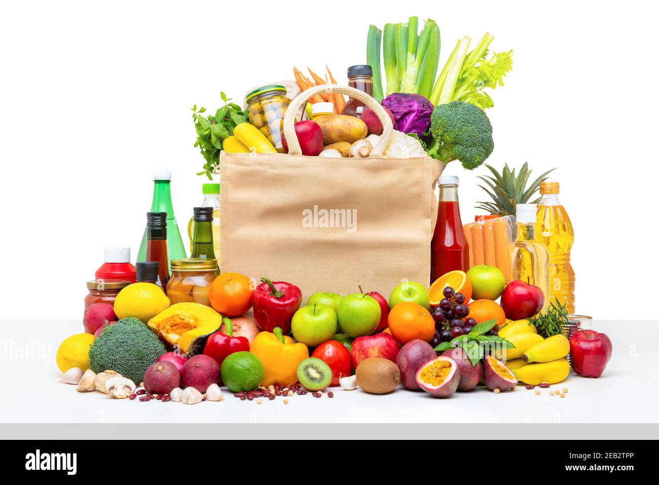 Einkaufstasche voller Vielfalt an frischen Bio-bunten Früchten Und Gemüse mit verschiedenen Zutaten auf einem Tisch Im isolierten Studio weißen Rücken Stockfoto