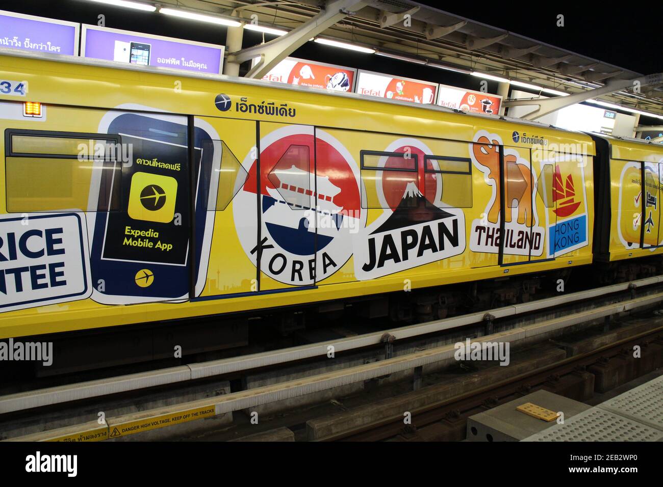 Bangkok, Thailand. Februar 2015, 20th. Ein BTS Skytrain mit Japan, Thailand und Hong-Kong Sticker dekoriert fährt in Bangkok. Kredit: Thibaud Mougin/SOPA Images/ZUMA Wire/Alamy Live Nachrichten Stockfoto
