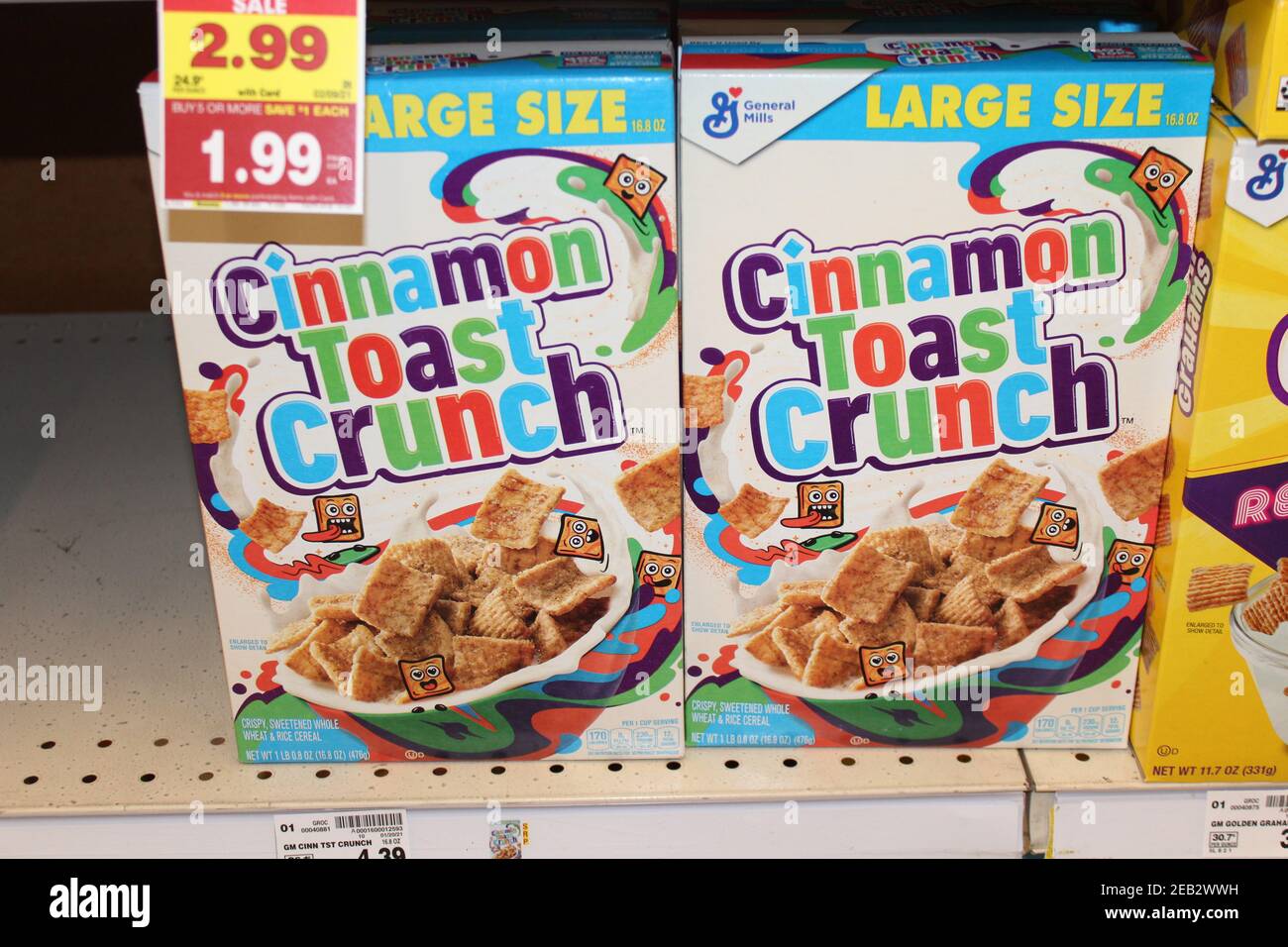 Cinnamon Toast Crunch Schuss Nahaufnahme, die hell und bunt auf einem Metallregal in einem Lebensmittelgeschäft in Kansas ist. Stockfoto