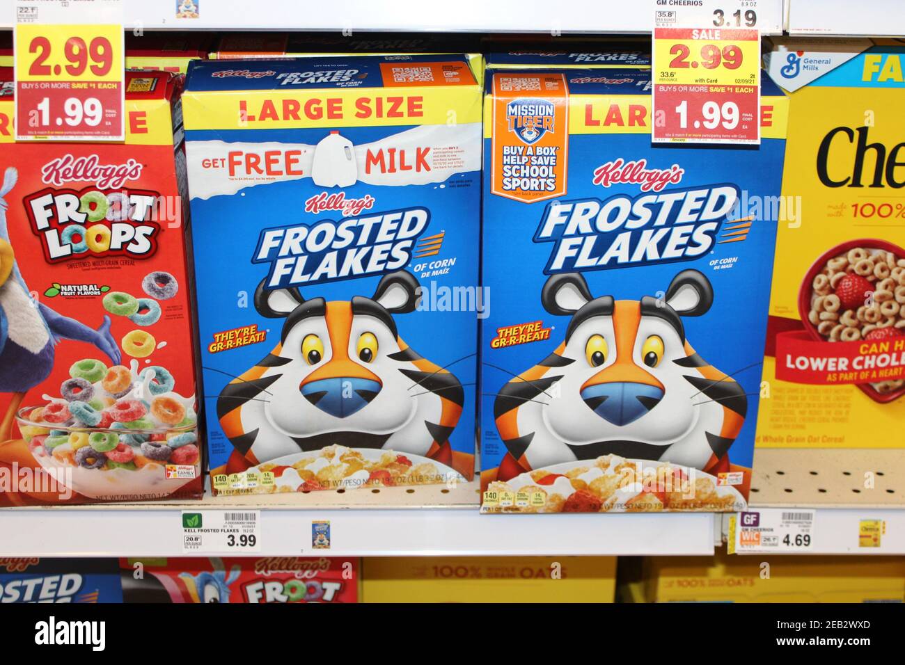 Kellogg's Frosted Flakes schoss Nahaufnahme mit Tony dem Tiger auf der Box, die hell und bunt in einem Supermarkt in Kansas ist. Stockfoto