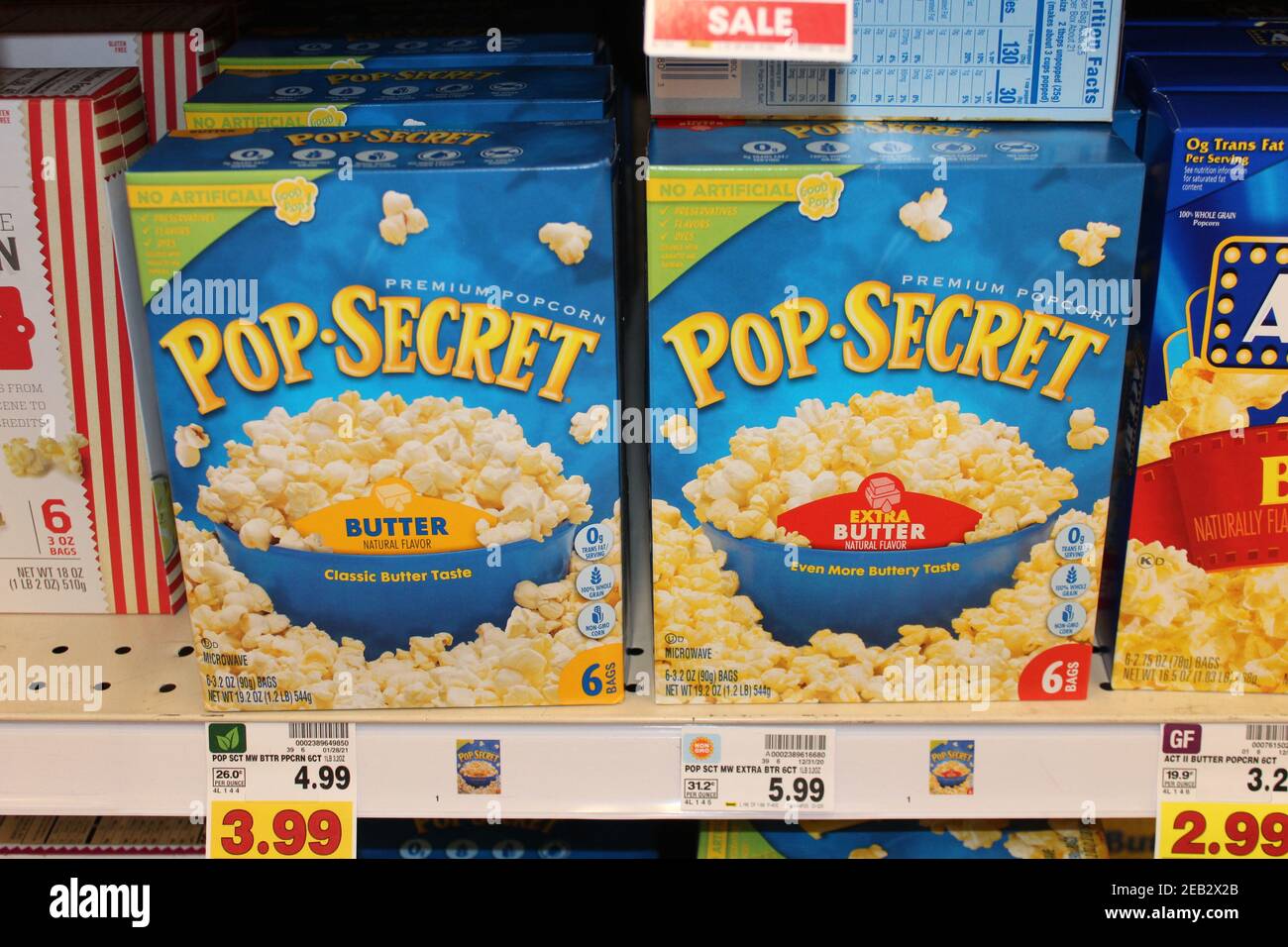 Pop Secret Pop-Mais-Schuss aus der Nähe auf einem Metallregal in einem Lebensmittelgeschäft, das in Kansas hell und farbenfroh ist. Stockfoto