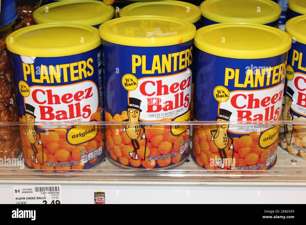 Pflanzer Cheese Balls in einem hellen und farbenfrohen Behälter schossen aus der Nähe in einem Lebensmittelgeschäft in Kansas auf einem Metallregal. Stockfoto