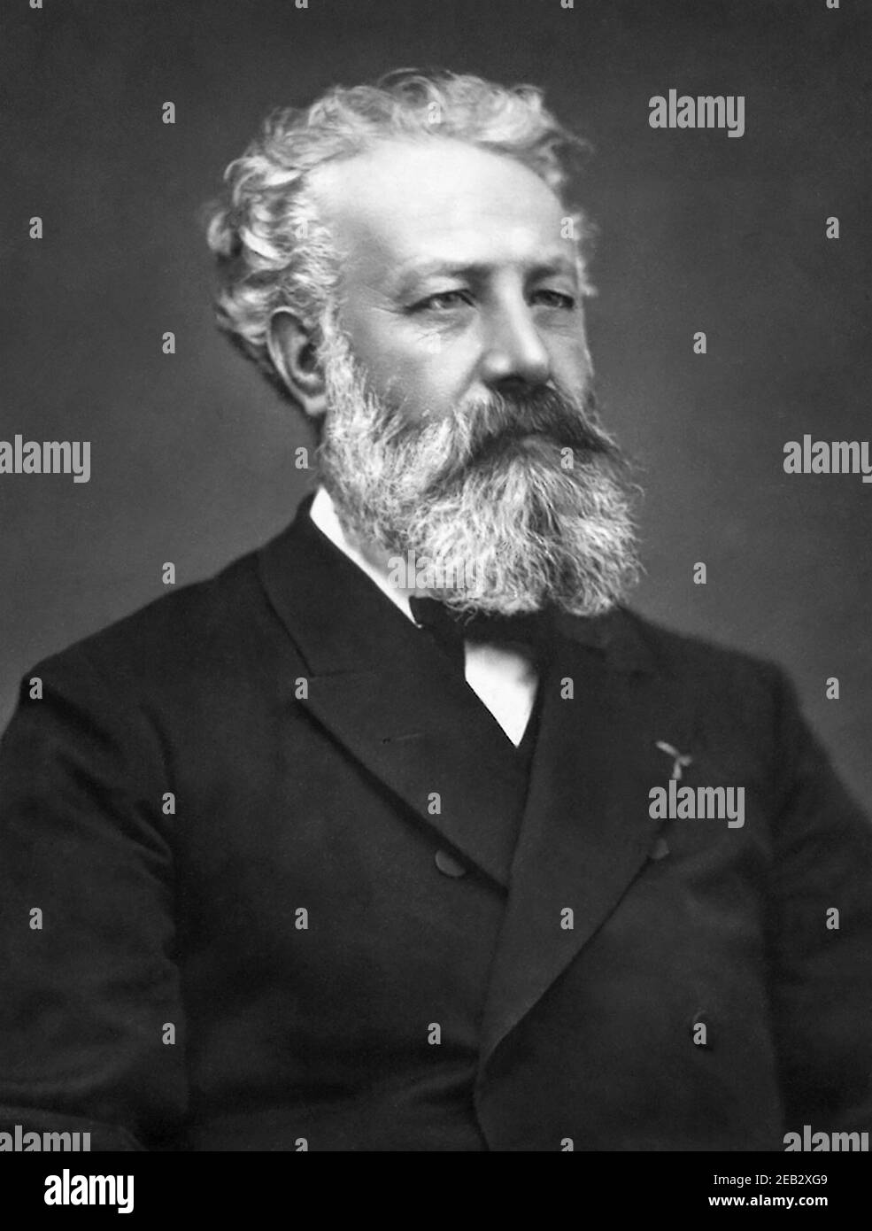 Jules Gabriel Verne (1828–1905), französischer Schriftsteller, Dichter und Dramatiker, der vor allem für seine Abenteuerromane Journey to the Center of the Earth (1864), Twenty Thousand Leagues under the Seas (1870) und Around the World in Eighty Days (1872) bekannt ist. Foto c1876 von Étienne Carjat. Stockfoto