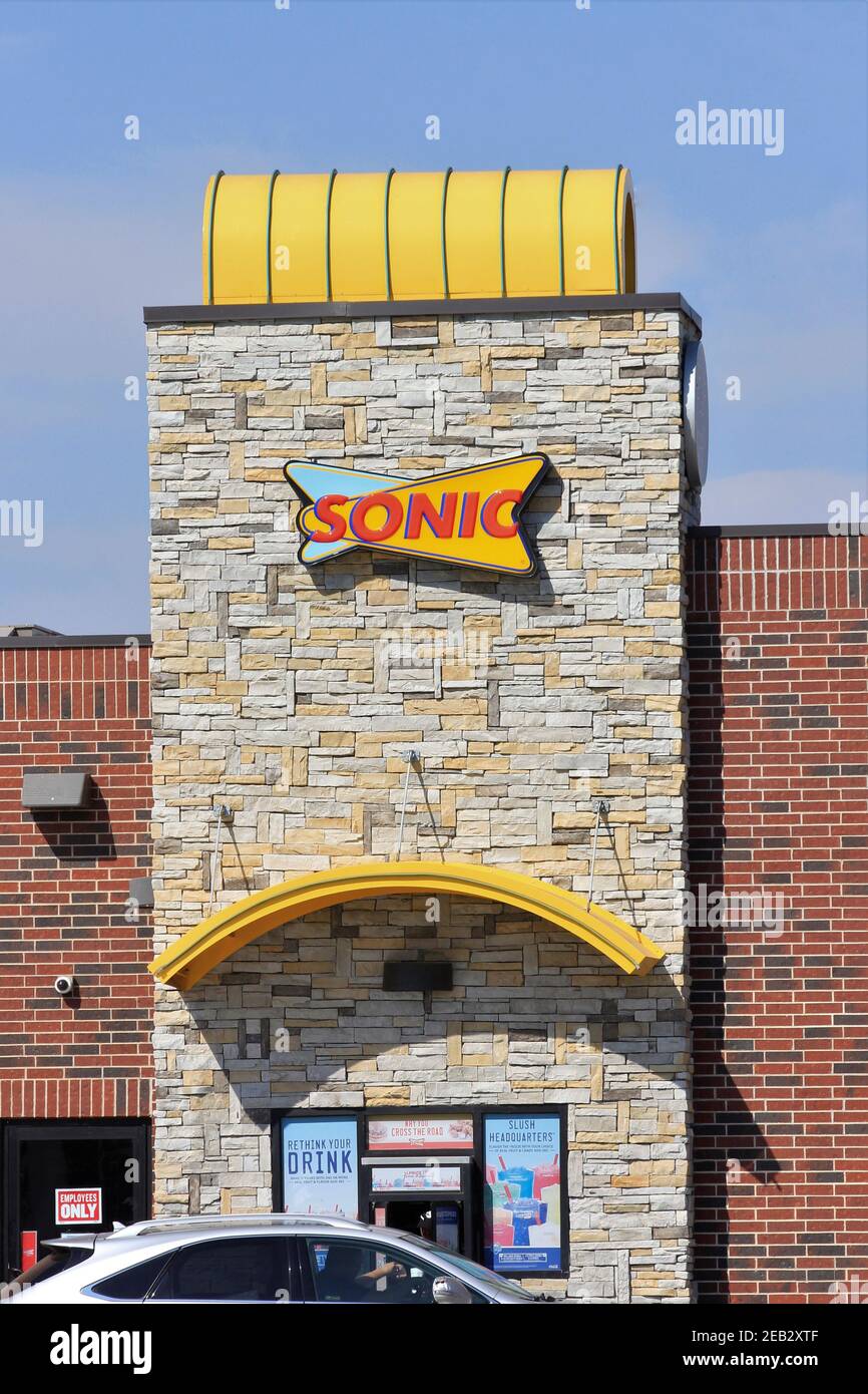 Sonic Fast-Food-Restaurant mit Werbung Schilder erschossen Nahaufnahme in Sterling Kansas USA mit blauen Himmel an einem Wintertag. Stockfoto