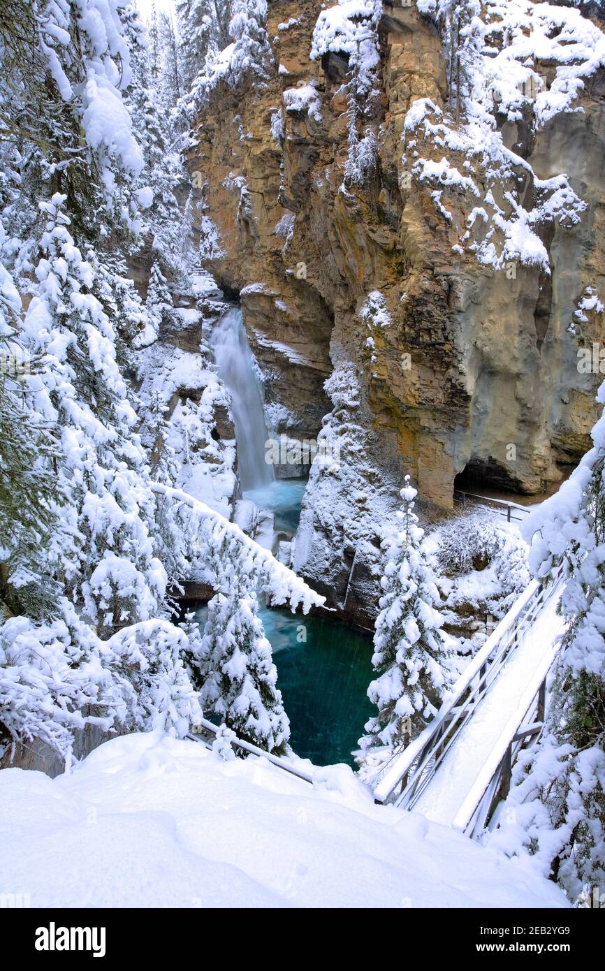 Ein Winterspaziergang durch den Johnston Canyon im Banff National Park, Alberta, Kanada Stockfoto