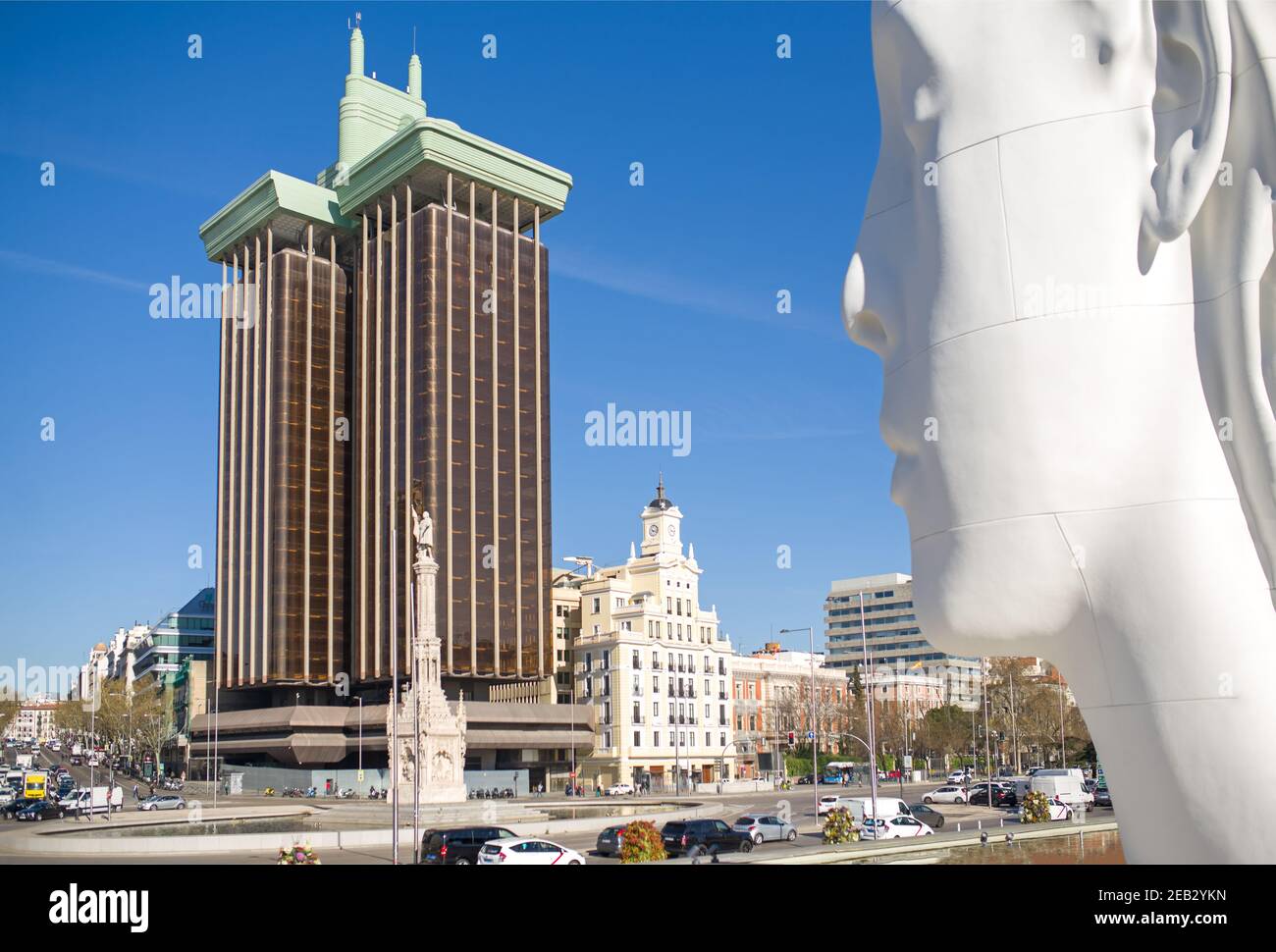 Denkmal von Christoph Kolumbus, das während des goldenen Sonnenuntergangs auf Amerika zeigt In Barcelona Stockfoto