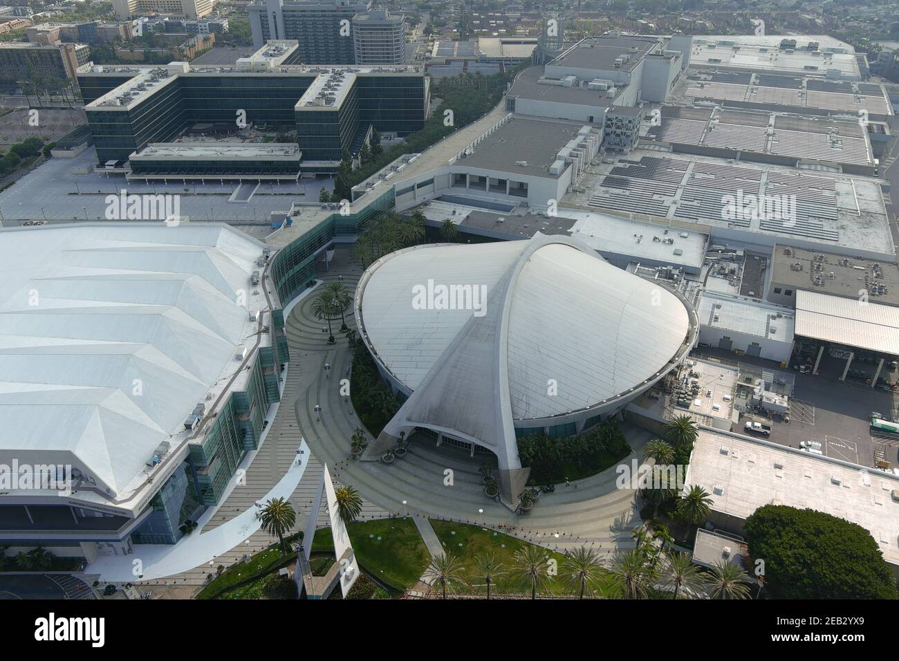 Eine Luftaufnahme der Anaheim Convention Center Arena, Mittwoch, 10. Februar 2021, in Anaheim, Calif. Die Anlage wird als Indoor-Volleyball V dienen Stockfoto