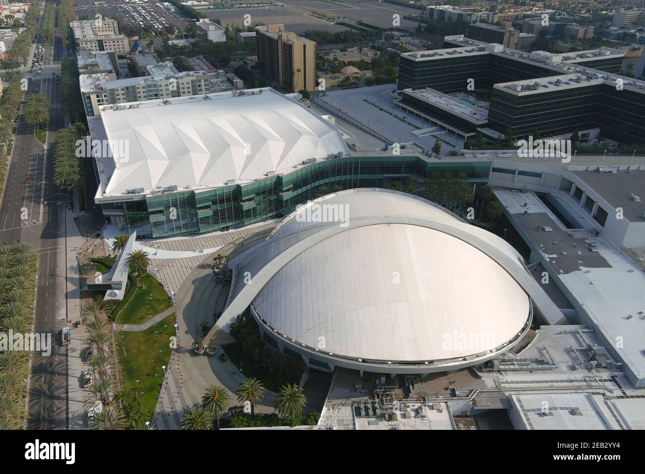 Eine Luftaufnahme der Anaheim Convention Center Arena, Mittwoch, 10. Februar 2021, in Anaheim, Calif. Die Anlage wird als Indoor-Volleyball V dienen Stockfoto