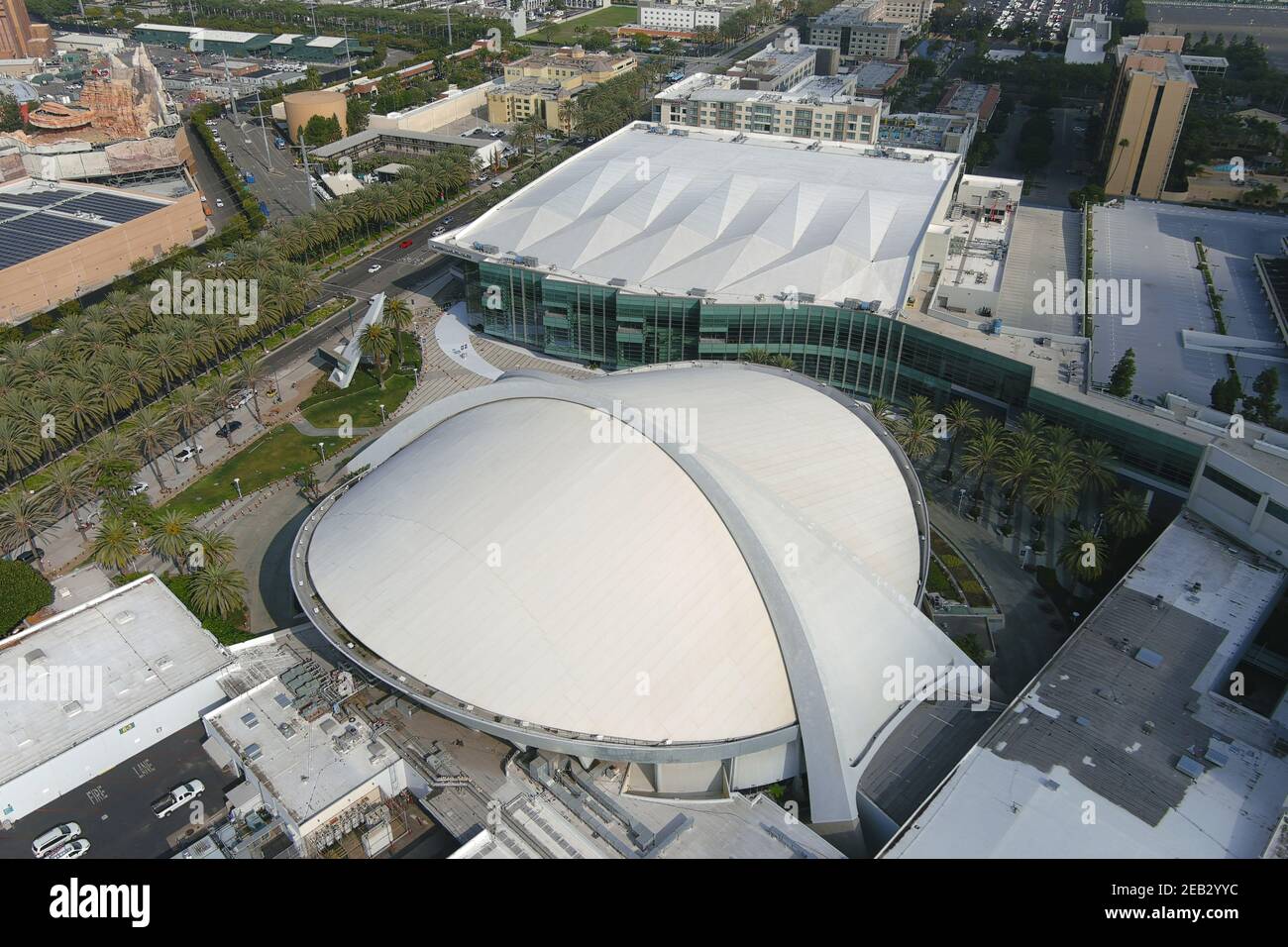 Eine Luftaufnahme der Anaheim Convention Center Arena, Mittwoch, 10. Februar 2021, in Anaheim, Calif. Die Anlage wird als Indoor-Volleyball V dienen Stockfoto