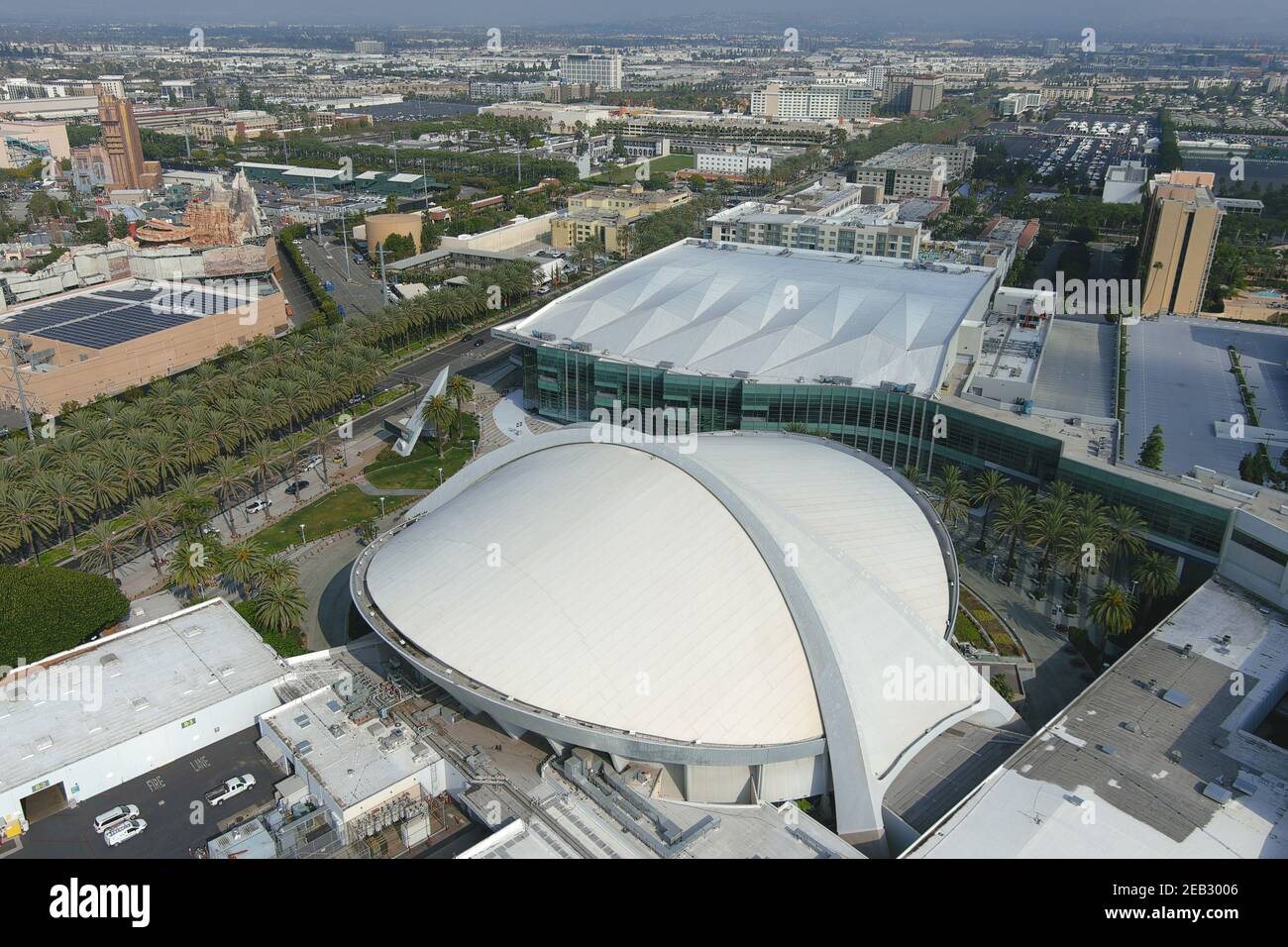 Eine Luftaufnahme der Anaheim Convention Center Arena, Mittwoch, 10. Februar 2021, in Anaheim, Calif. Die Anlage wird als Indoor-Volleyball V dienen Stockfoto