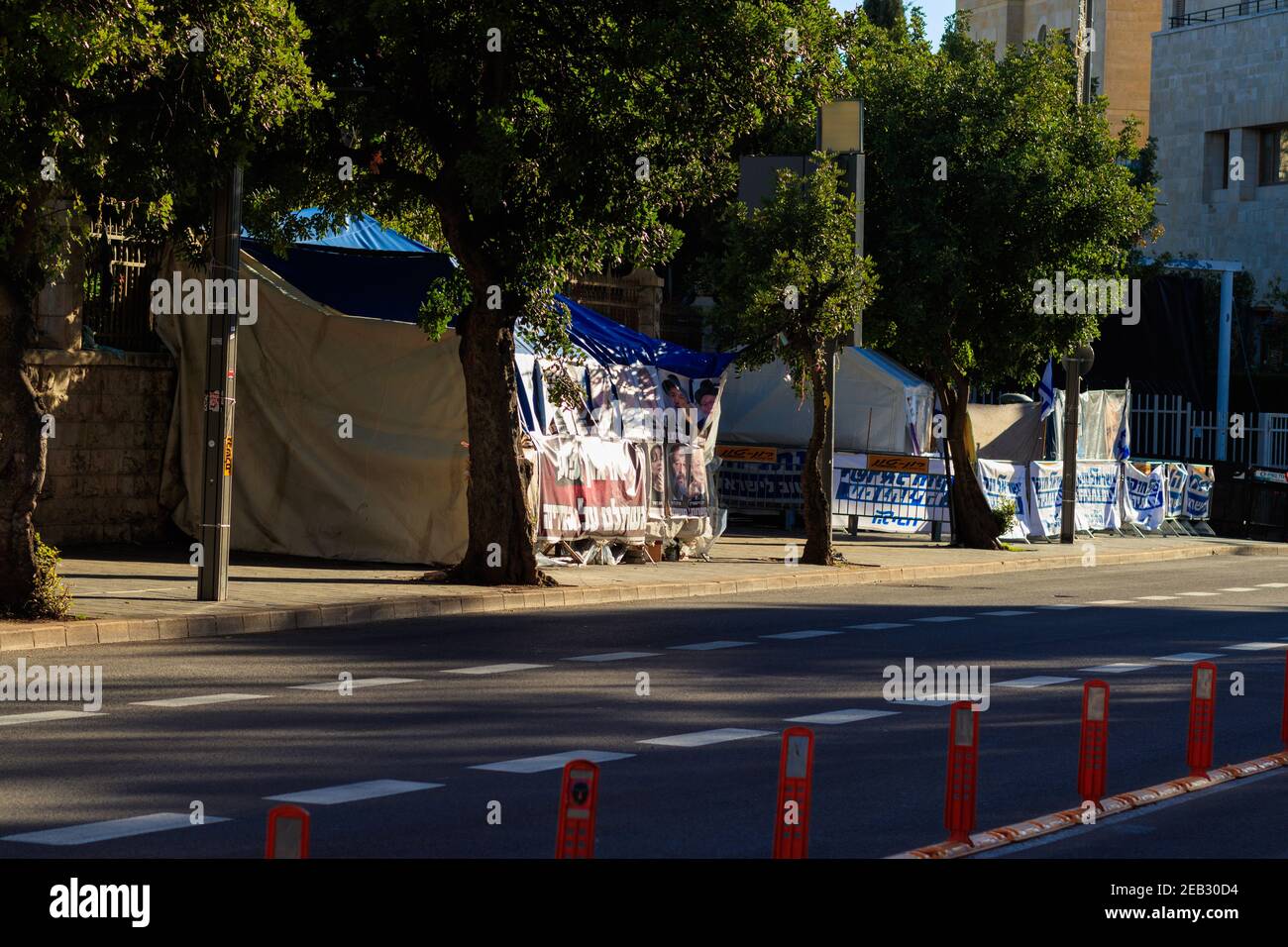 01-02-2021. jerusalem-israel. Protestschilder während einer Demonstration gegen den israelischen Ministerpräsidenten Benjamin Netanjahu in der Nähe seines Hauses in der Balfour Street Stockfoto