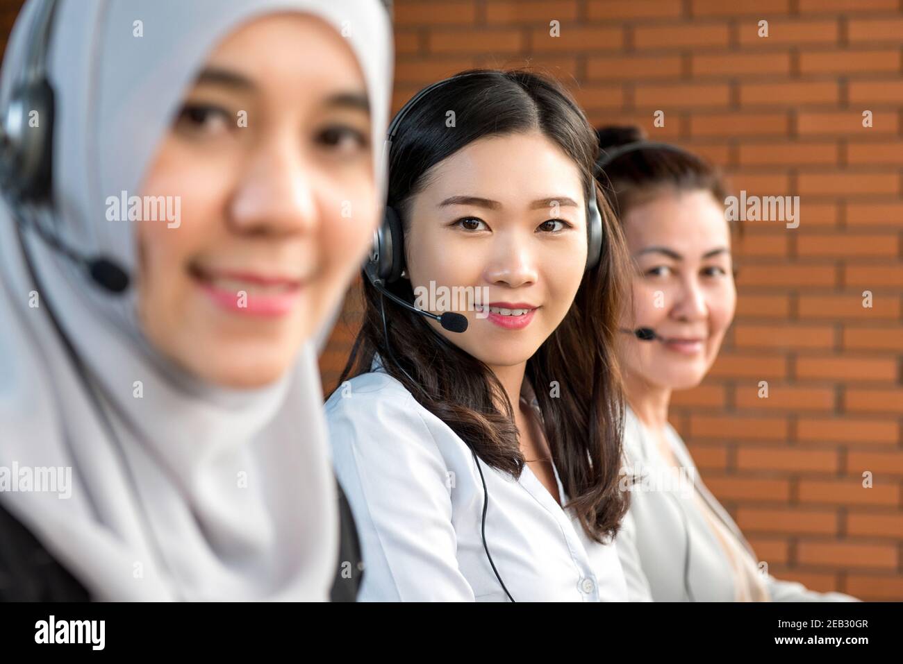 Internationale, vielfältige Frauen, die als Kunden im Callcenter arbeiten Servicebetreiber Stockfoto