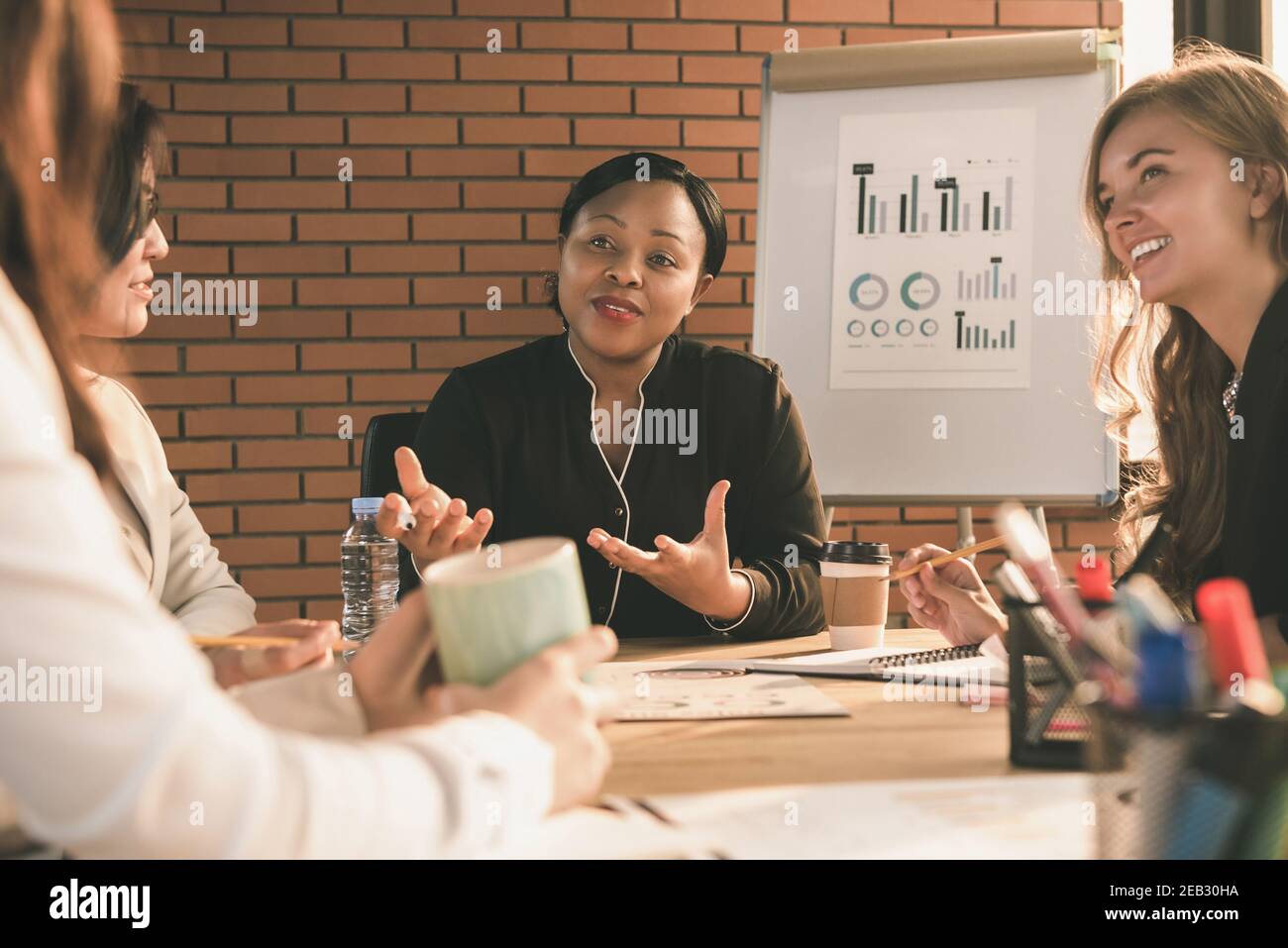 Verschiedene weibliche Führungskräfte diskutieren Projekt in Besprechungsraum Stockfoto