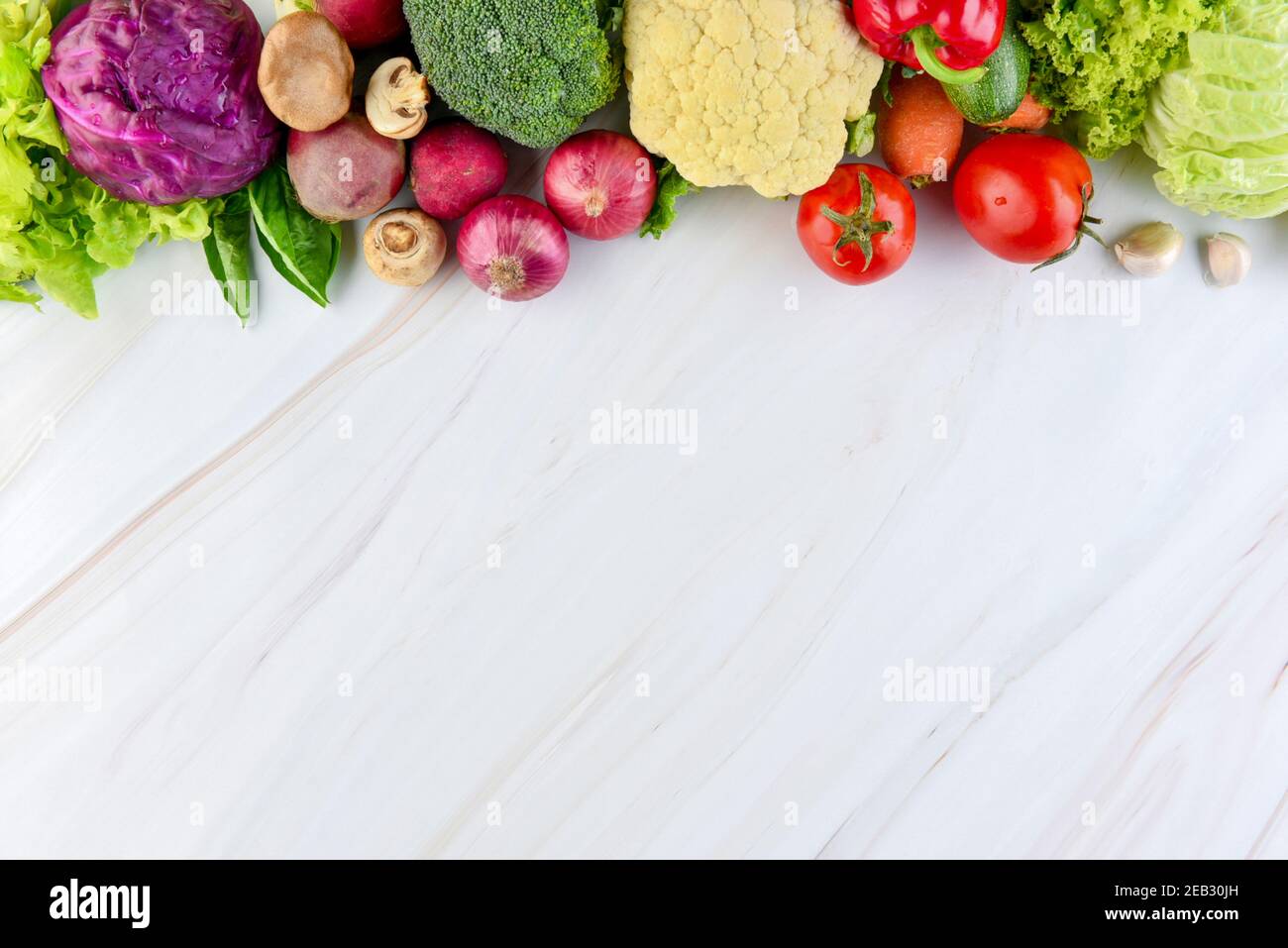 Frische bunte gesunde Gemüse auf Marmor Küche Arbeitsplatte Hintergrund mit Speicherplatz kopieren Stockfoto