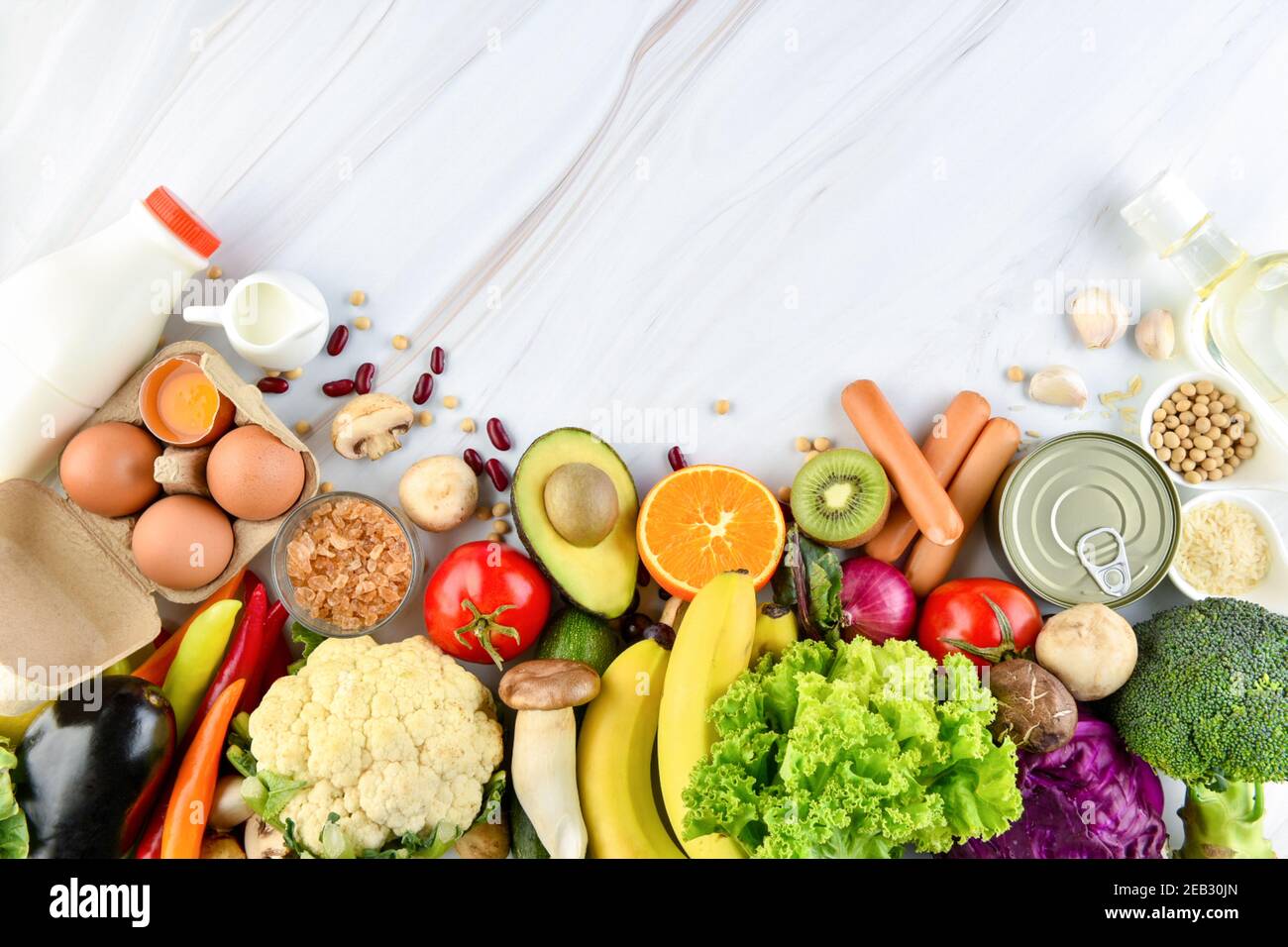 Draufsicht auf gemischte gesunde Lebensmittel Zutaten einschließlich buntes Gemüse Und Früchte auf Marmor Küche Arbeitsplatte Hintergrund Stockfoto