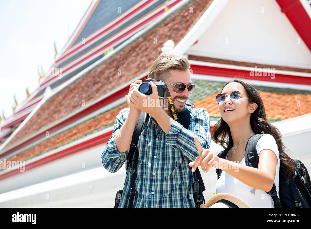Portrait von glücklichen interracial touristischen Paar genießen ihre erstaunliche Tour Rund um bangkok thailand Tempel Stockfoto