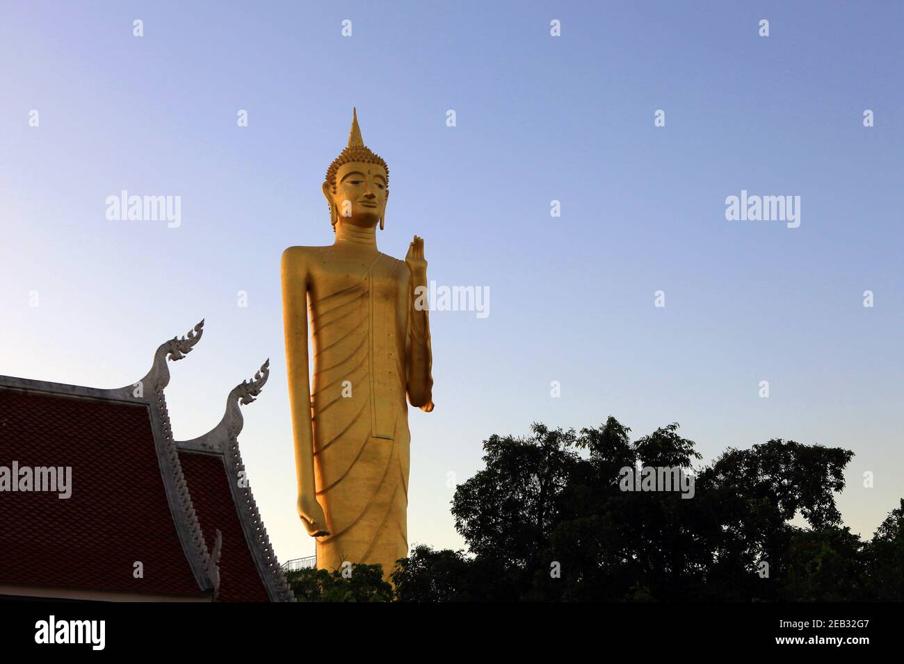 Burapha Phiram Tempel und Big Buddha oder Buddha Rattanamongkol Mahamuni die höchste stehende Buddha-Statue in Thailand in ROI et Provinz. Stockfoto