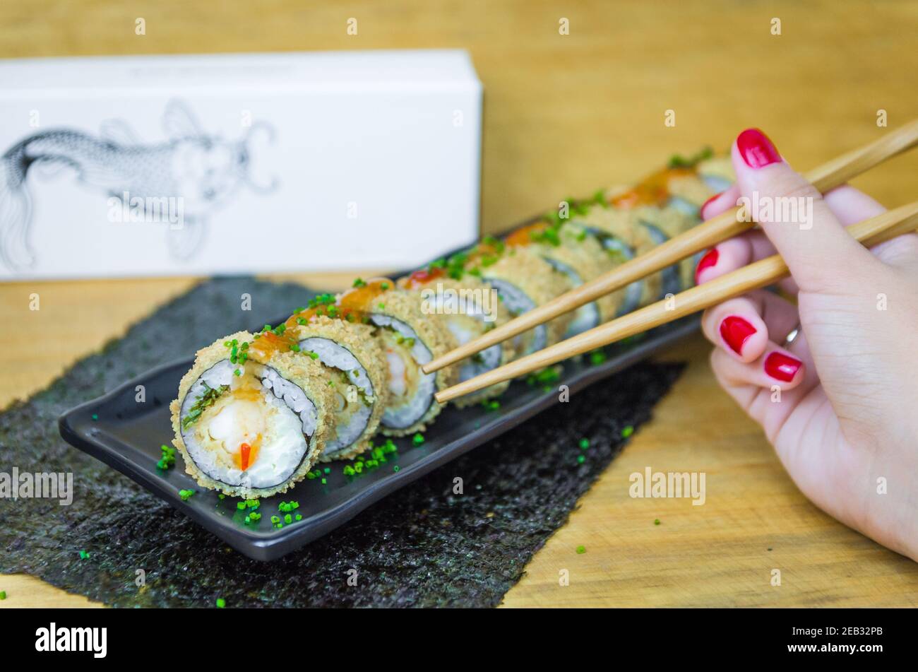 Perfektes Sushi, traditionelle japanische Küche. Leckeres, heißes Sushi Stockfoto