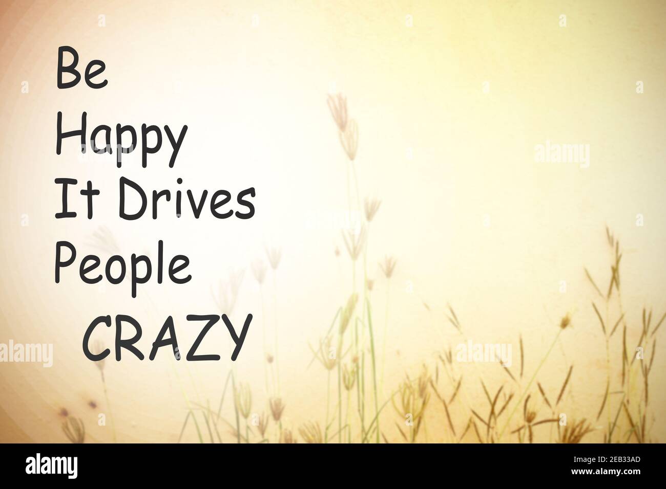 Inspirierende Typografie Zitat. Text für Be Happy IT treibt Menschen VERRÜCKT auf verschwommenem grünen Bokeh Hintergrund. Konzept Hintergrund für den Einsatz und das Leben happin Stockfoto