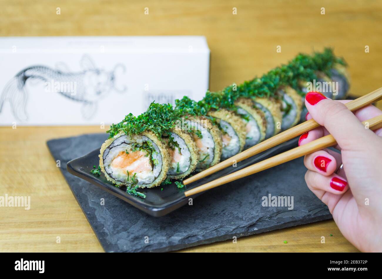 Perfektes Sushi, traditionelle japanische Küche. Leckeres, heißes Sushi Stockfoto