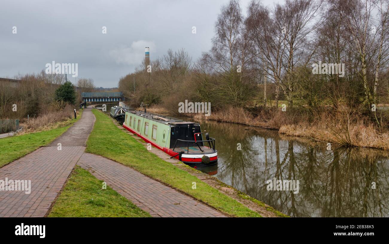 Blick auf einen Kanal mit zwei Booten, die auf Menschen vertäut Auf dem Abschleppweg Stockfoto