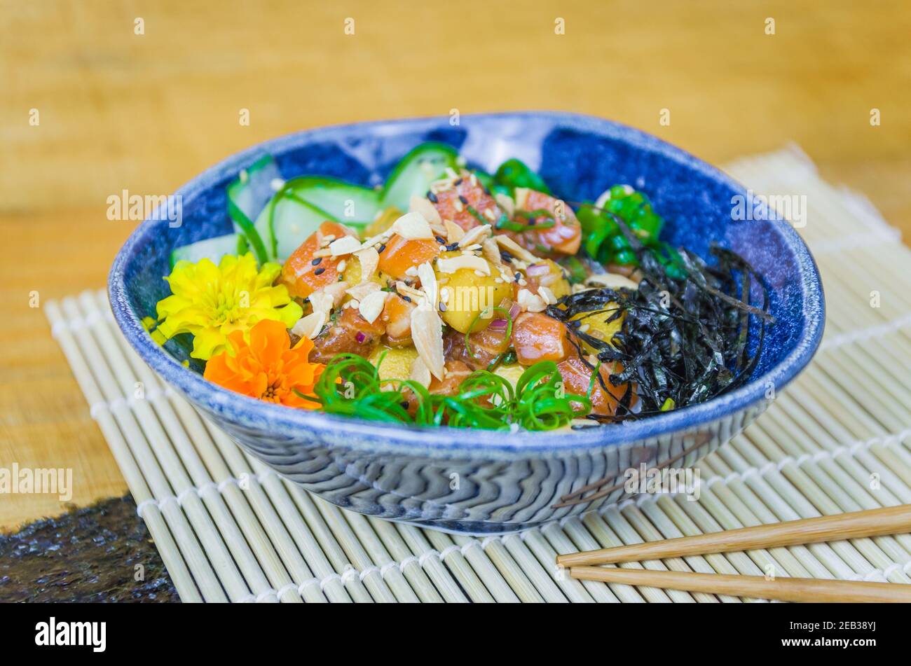 Traditionelle Poke in schön dekorierten Teller Stockfoto