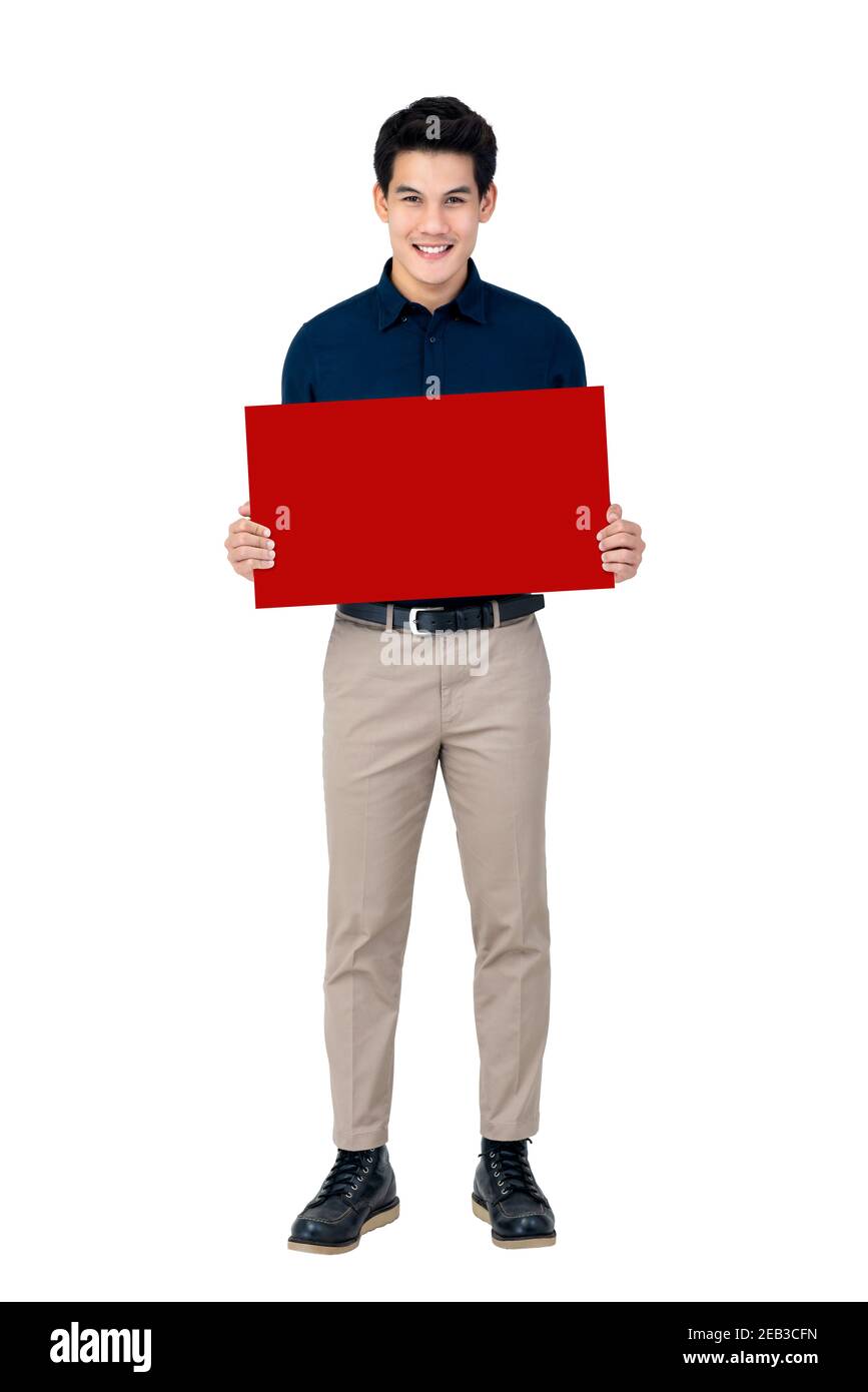 Junge lächelnde gut aussehende asiatische Mann hält leere Red Board Studio Aufnahme isoliert auf weißem Hintergrund Stockfoto